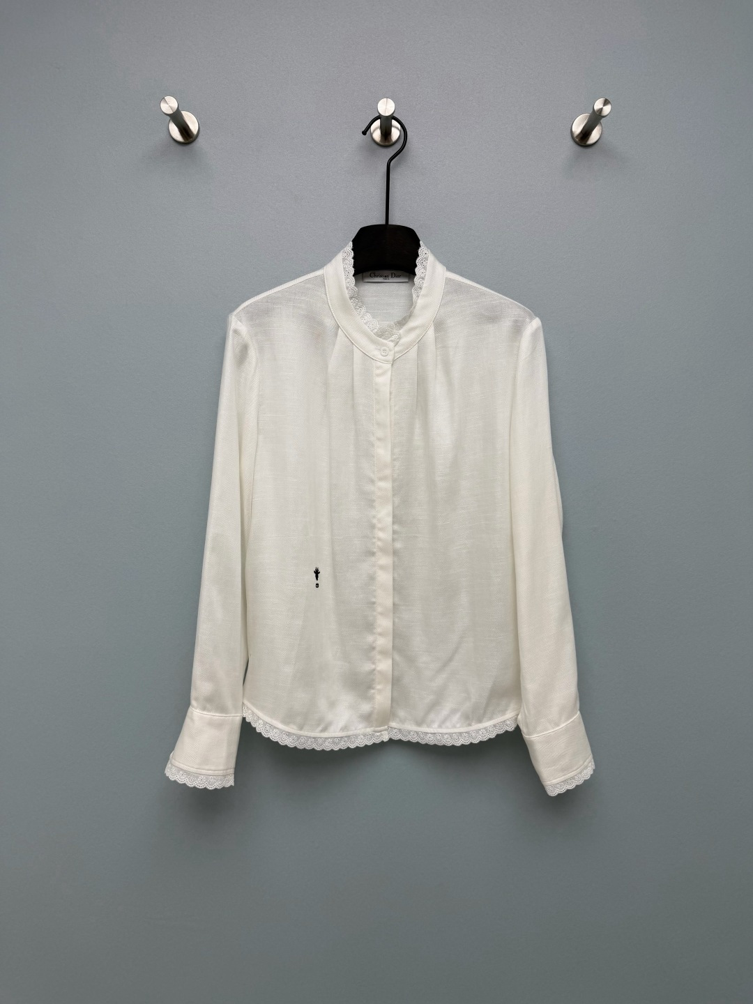 NO:784381,Dio*26 new lace stand collar shirt French elegant ceiling!  The classic stand-up collar + single-breasted front placket design, with a slightly loose straight fit, is very tolerant to the figure. It can modify the shoulder line and cover the waist and abdominal muscles. It is suitable for wearing alone or layered. The exquisite lace on the collar, cuffs and hem comes with a French retro filter, and the delicate embroidery pattern is gentle and noble, breaking the monotony of the basic shirt. The low-key bee embroidery on the body is Dior's iconic brand element  It is plain, and the details show high-end texture. It is made of twill texture fabric with excellent drape, which is both stiff and skin-friendly. It is not easy to wrinkle and comes with a soft light filter, which makes the upper body full of texture. This lace stand-up collar shirt from D really engraves 'elegance' into the DNA. The off-white model is gentle to the core, with lace + little bee embroidery, like a heroine coming out of a French movie. The black model comes with a high-end filter, neat and slim.  2 colors and 3 codes SML AW, Dior-clothing, dior, dior, shirts,19860909Dio*26新款蕾丝立领衬衫 法式优雅天花板！经典立领+前襟单排扣设计,搭配微宽松直筒版型,对身材包容性极强,既能修饰肩线又能遮住腰腹肉肉,单穿、叠穿都很合适.领口、袖口和下摆的精致蕾丝花边,自带法式复古滤镜,细腻的刺绣花纹温柔又显贵,打破基础款衬衫的单调感.衣身低调的小蜜蜂刺绣,是Dior标志性的品牌元素,细节处彰显高级质感.采用垂坠感绝佳的斜纹肌理面料,兼具挺括度与亲肤感,不易皱且自带柔光滤镜,上身质感拉满.D的这件蕾丝立领衬衫真的把“优雅”刻进DNA里了米白色款温柔到骨子里,蕾丝花边+小蜜蜂刺绣,像从法式电影里走出来的女主角,黑色款自带高级滤镜,利落又显瘦 2色3码SML AW,迪奥-服装,dior,dior,shirts,,Women's clothing