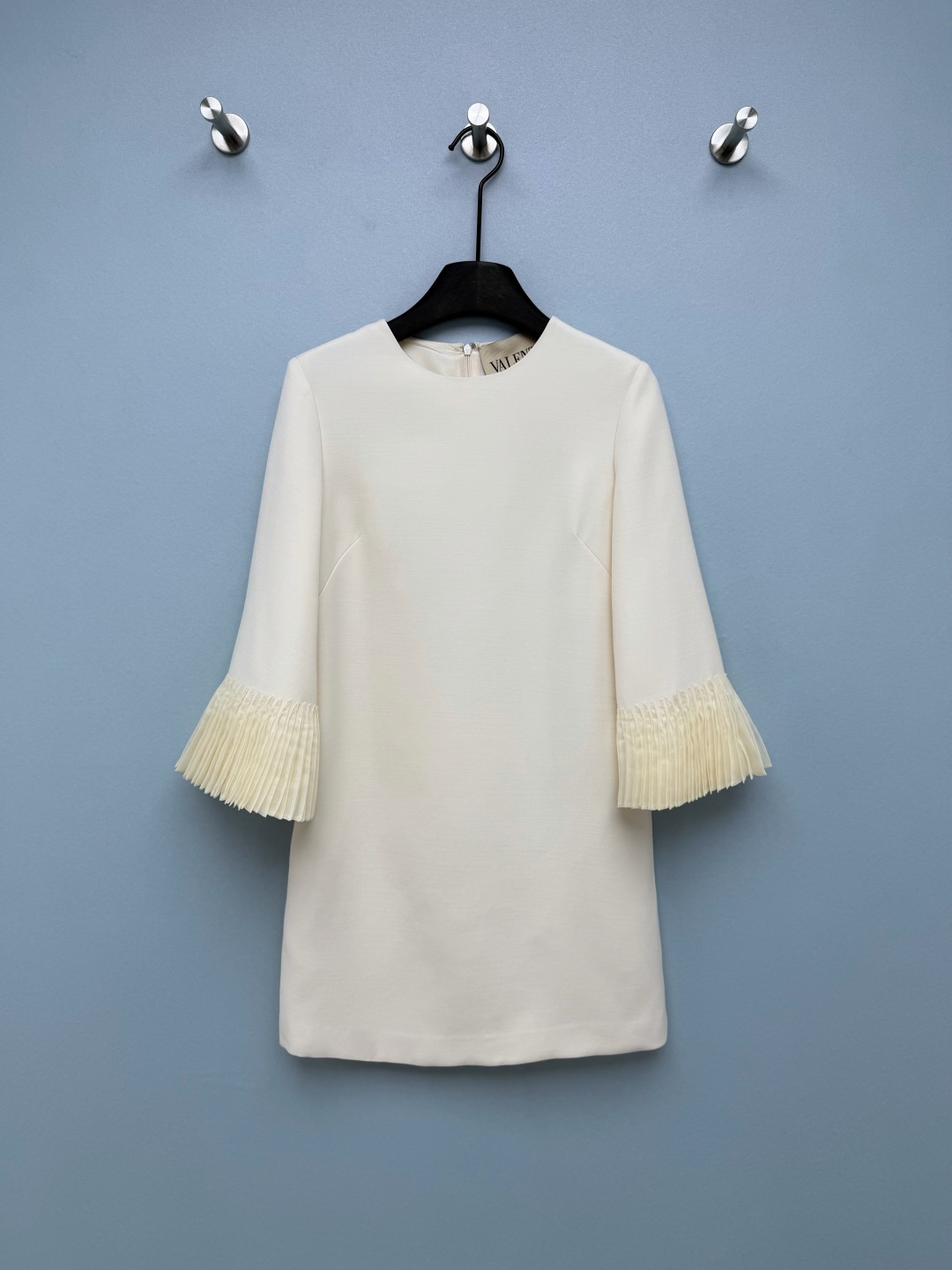 NO:784392,Valentin*26 New pleated trumpet sleeve silk wool dress with elegant gold-tone ceiling. Silk lining. Silk wool fabric. The high version pays attention to details to distinguish the version. The accordion pleated trumpet design of the sleeves is the finishing touch!  The smart pleats have a sense of drape and sway when walking, breaking the dullness of straight skirts. They are exquisite and noble, and the details are ecstatic. The black and apricot colors have their own noble filters, which makes them look stunning when worn on occasions. The simple straight version + accordion pleated trumpet sleeves directly enhance the sense of luxury, and the upper body looks like the daughter of a wealthy family!  The silk wool fabric is crisp and the details are exquisite. Whether it is for daily wear or attending events, it can easily hold the whole audience!  The milky white is gentle and cool, the black is sophisticated and sophisticated, you can’t go wrong if you close your eyes!  2 colors and 3 codes SMLB, Valentino-clothing, valentino, valentino, skirts, real silk,19860909Valentin*26 新款百褶喇叭袖丝毛连衣裙优雅千金感天花板 真丝内衬 丝毛面料 高版本注意细节区分版本袖子的风琴百褶喇叭设计是点睛之笔！灵动的褶皱自带垂坠感,走路时摇曳生姿,打破直筒裙的沉闷,精致又显贵,细节控狂喜.黑杏两色都自带贵气滤镜,出席场合穿直接美出圈 简约直筒版型+风琴百褶喇叭袖,直接把高级感拉满,上身就是富家千金既视感！丝毛面料挺括 细节做工超绝,不管是日常穿还是出席场合,都能轻松hold住全场！奶白温柔清冷,黑色干练高级,闭眼入都不会出错！2色3码SMLB,华伦天奴-服装,valentino,valentino,skirts,real silk,,Women's clothing