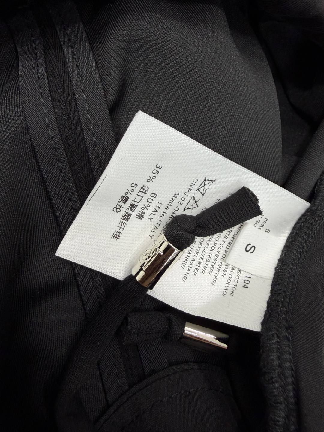 🔥🔥Chan*l26新款经典款休闲裤  侧边带有品牌标志性的刺绣双C标识，搭配抽绳上的金属Logo装饰，