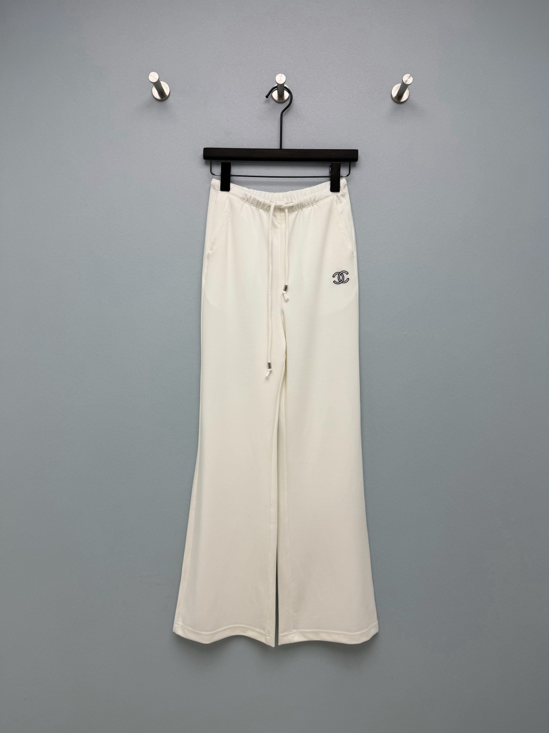 NO:784398,Chan*l26's new classic casual pants have the brand's iconic embroidered double C logo on the side and the metal logo decoration on the drawstring, which is low-key and highly recognizable; the elastic drawstring waistband design is highly tolerant to the waist and abdomen, and is comfortable to wear without tightening; the straight-leg flared version modifies the leg shape while elongating the leg line, and has a relaxed and casual atmosphere. The white model is gentle and refreshing, and comes with a soft light filter, which makes you look relaxed and beautiful in seconds when worn in summer.  The black model is slim and versatile, with the embroidered double C logo, low-key and elegant, and welds a relaxed and elegant feeling to the body!  2 colors and 3 sizes SMLR, Chanel-clothing, chanel, chanel,19860909Chan*l26新款经典款休闲裤 侧边带有品牌标志性的刺绣双C标识,搭配抽绳上的金属Logo装饰,低调又极具辨识度；松紧抽绳腰头设计,对腰腹的包容度高,穿着舒适不勒肉； 直筒微喇版型,修饰腿型的同时拉长腿部线条,自带松弛随性的氛围感.白色款温柔清爽,自带柔光滤镜,夏天穿秒变松弛感美女 黑色款显瘦百搭,搭配刺绣双C标识,低调又显贵 把松弛贵气感焊在身上！2色3码SMLR,香奈儿-服装,chanel,chanel,,Women's clothing