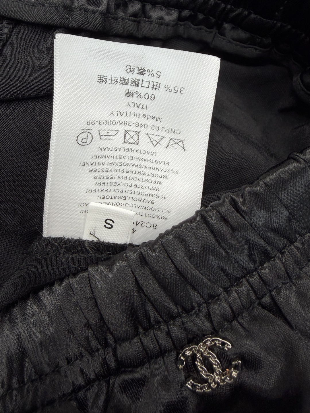🔥🔥Chan*l26新款缎面阔腿裤 腰头采用品牌标志性的金属链条双C徽标，低调又极具辨识度，是整体设计的