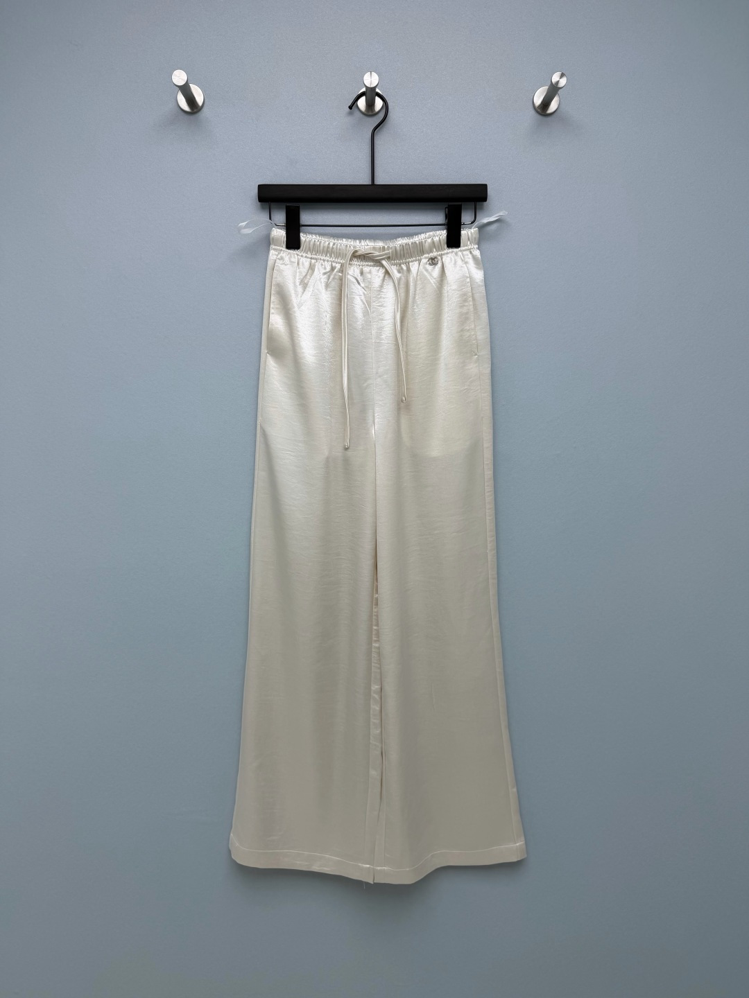 NO:784404,Chan*l26 new satin wide-leg pants. The waistband adopts the brand's iconic metal chain double C logo, which is low-key and highly recognizable. It is the finishing touch of the overall design. The elastic drawstring waistband design is paired with satin fabric with a strong drape feeling, which is tolerant to the body and does not highlight the waist and hips;  The straight wide-leg version can effectively modify the shape of the legs, elongate the leg lines, and bring a windy aura when walking. It is made of satin material with soft mist luster, which has an excellent drape feeling. The upper body is light and breathable, not easy to wrinkle, and has a high-end pearl luster. The black model is deep and noble, and the white model is gentle and cool, adapting to different style needs. Perfect interpretation of lazy and noble style~ 2 colors and 3 sizes SMLR, Chanel - Clothing, chanel, chanel,19860909Chan*l26新款缎面阔腿裤 腰头采用品牌标志性的金属链条双C徽标,低调又极具辨识度,是整体设计的点睛之笔；松紧抽绳腰头设计,搭配垂坠感极强的缎面面料,对身材包容度拉满,不挑腰胯； 直筒阔腿版型,能有效修饰腿型,拉长腿部线条,自带走路带风的气场.选用自带柔雾光泽的缎面材质,垂坠感极佳,上身轻盈透气,不易皱,自带高级的珍珠光泽感,黑色款深邃显贵,白色款温柔清冷,适配不同风格需求.,完美诠释慵懒贵气风~ 2色3码SMLR,香奈儿-服装,chanel,chanel,,Women's clothing