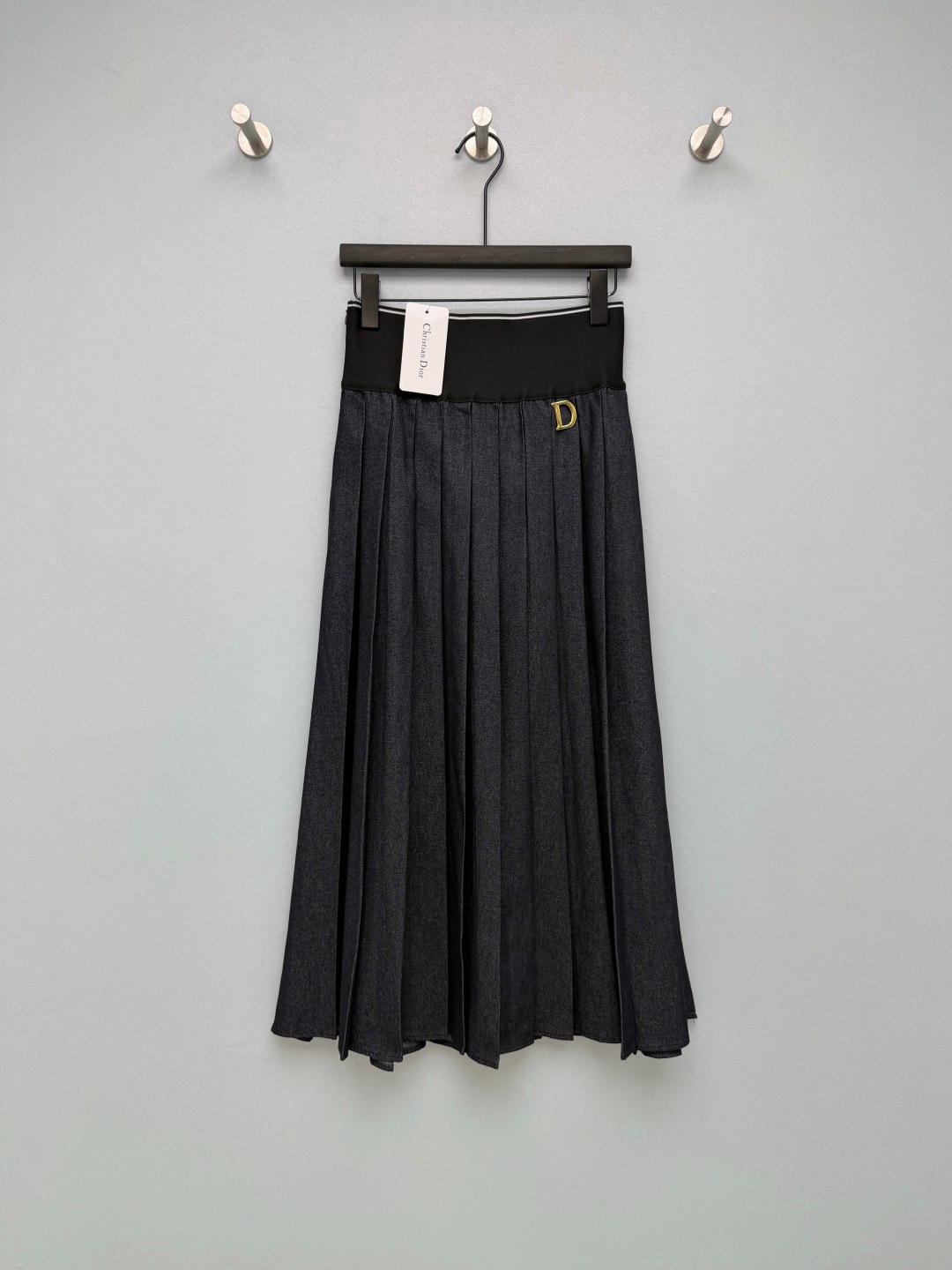 NO:784410,Dio*26 new denim pleated skirt. The waist is made of black elastic fabric, with white topstitching to outline the outline. The side is embellished with a golden D-shaped metal logo, which is low-key and highly recognizable. The skirt is made of denim texture fabric, with even and neat pleats, which has an elegant and flexible effect when walking. The mid-length is ankle length, which can modify the leg shape and heighten the effect. The perfect balance of elegance and coolness.  The black and gray denim fabric has a high-end texture, with a neat pleated design, which makes it elegant and smart when walking. Monochrome size 4 SMLXLB, Dior-clothing, dior, dior, skirts,19860909Dio*26新款 牛仔百褶半裙 腰头采用黑色弹力面料,搭配白色明线勾勒轮廓,侧边点缀金色D字金属标识,低调又极具辨识度；裙身采用牛仔质感面料,压出均匀利落的百褶,走动时自带飘逸灵动的效果,中长款及踝长度,兼具修饰腿型与显高效果.优雅与酷感的完美平衡 黑灰色牛仔面料自带高级质感,搭配利落的百褶设计,走动时飘逸又灵动单色4码SMLXLB,迪奥-服装,dior,dior,skirts,,Women's clothing