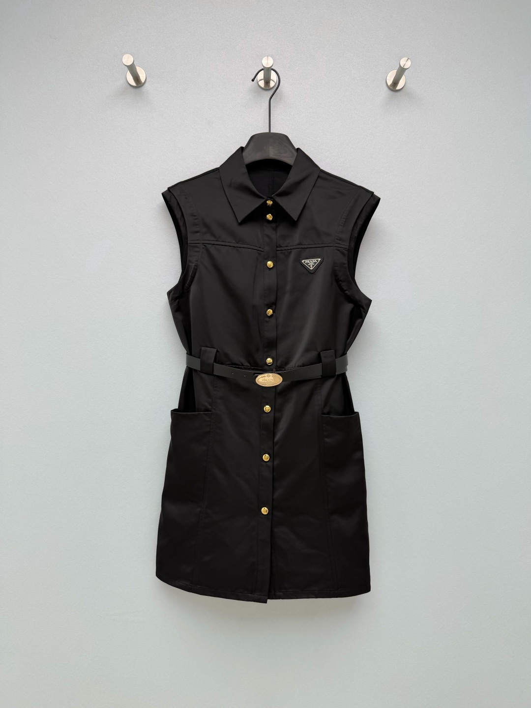 NO:784413,Prad*26 new triangle logo sleeveless shirt dress  The neat lapel + single-row gold buckle gives it a smart and sharp workwear feel. The sleeveless design exposes the shoulder and neck lines, which is refreshing and slimming. The metal triangle logo on the chest is the soul element, low-key and self-recognizable, and has a light and luxurious atmosphere. Made of stiff and anti-wrinkle nylon blended fabric, the upper body is not soft and has a three-dimensional texture. It is not easy to deform after machine washing. The gold buckle  + The combination of metal belt buckles has an online luster and restores the brand's high-end texture. The large pockets on both sides combine practicality and style, and the hand pockets can also add a casual aura. The upper body directly transforms into a 'walking high-definition sense' 2 colors and 3 codes SMLSS, Prada - Clothing, prada, prada, skirts, shirts,19860909Prad*26新款三角标无袖衬衫裙 利落翻领+单排金扣,自带干练飒爽的工装感,无袖设计露出肩颈线条,清爽又显瘦.胸前金属三角logo是灵魂元素,低调又自带辨识度,自带轻奢氛围感.采用挺括抗皱的尼龙混纺面料,上身不软塌,自带立体质感,机洗也不易变形,金扣+金属腰带扣的组合,光泽感在线,还原品牌高级质感.两侧大口袋兼顾实用性与造型感,手插袋也能凹出随性气场.上身直接变身“行走的高定感”2色3码SMLSS,普拉达-服装,prada,prada,skirts,shirts,,Women's clothing