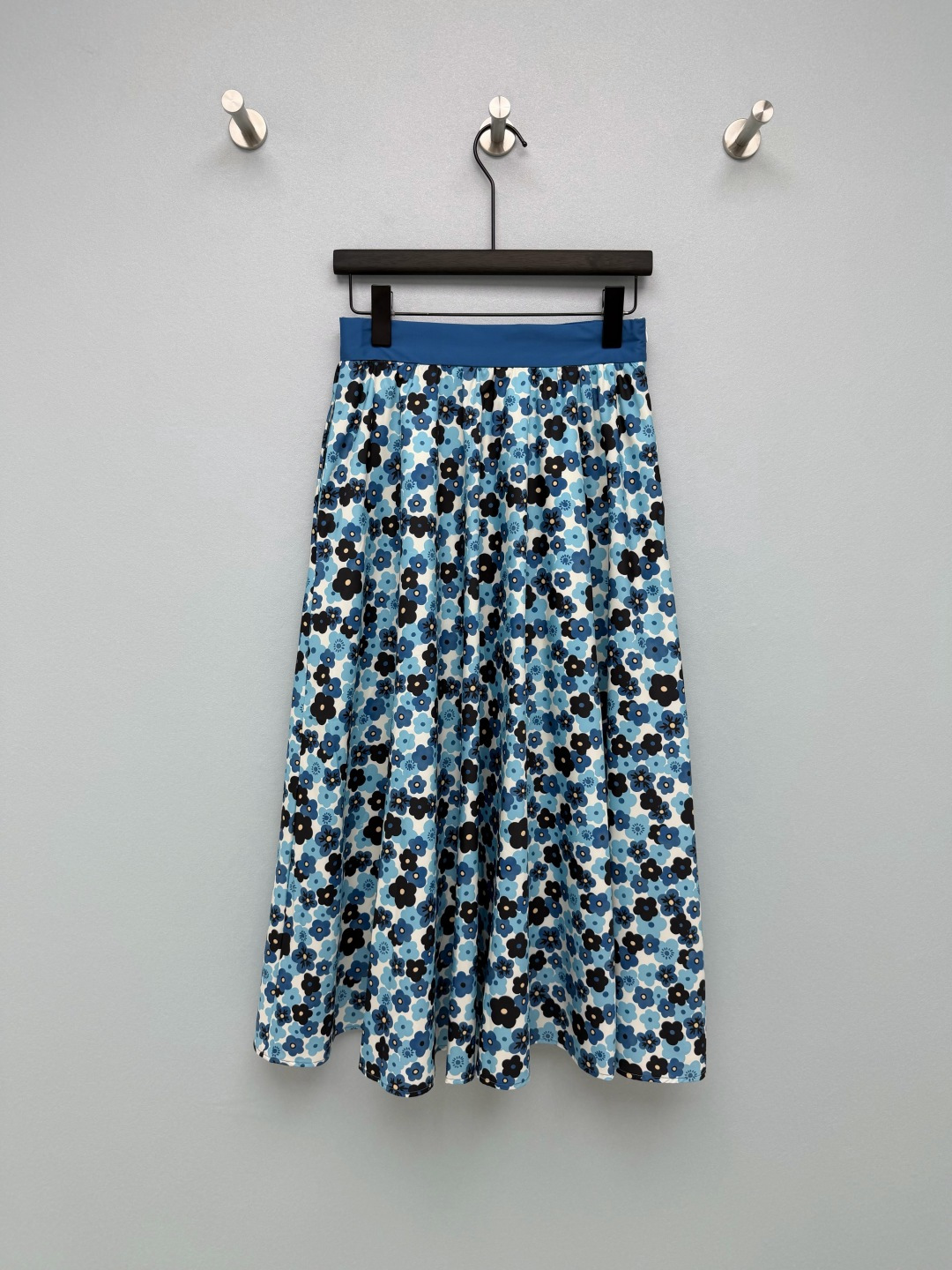 NO:784423,Miu Mi*26 new blue floral skirt!  Wear the romance of summer blues on your body with a retro floral print on a milky white base + contrasting blue and black colors, which brings a cool and sweet atmosphere. The waistband is made of brand-customized blue printed with clear black miu  The miu logo is highly recognizable; the skirt is covered with contrasting blue and black retro floral prints, with a creamy white base fabric, which brings a fresh atmosphere and breaks the sweetness of the floral skirt; the large A-line skirt is loose and gathered at the waist, which can not only modify the waist and hip lines, but also has an elegant and flexible effect when walking. There are also shirts from the same series that can be matched with suits!  !  Solid color size 3 SMLSS, Miu Miu-clothing, miumiu, skirts,19860909Miu Mi*26新款蓝调碎花半裙！把夏日蓝调浪漫穿在身上奶白底+蓝黑撞色的复古花卉印花,自带清冷又甜美的氛围感 腰头采用品牌定制的蓝色印有清晰的黑色miu miu标识,辨识度拉满；裙身铺满蓝黑撞色的复古花卉印花,搭配奶白色底布,自带清新氛围感,打破碎花裙的甜腻感；宽松A字大裙摆,腰部做了缩褶处理,既能修饰腰胯线条,走动时又自带飘逸灵动的效果.还有同系列衬衣可搭配套装！！单色3码SMLSS,缪缪-服装,miumiu,skirts,,Women's clothing