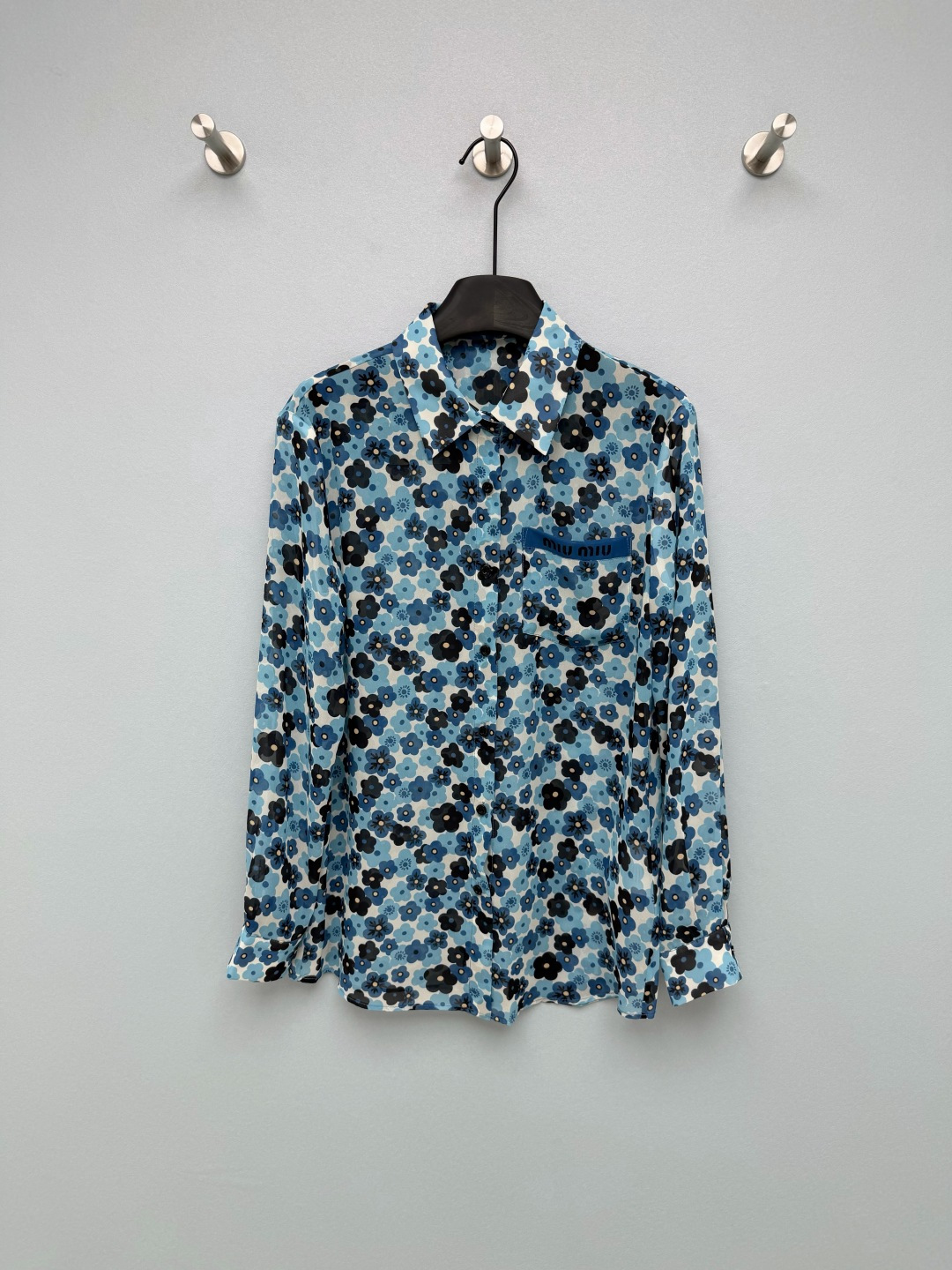 NO:784428,Miu Mi*26 new blue floral shirt!  Wear the romance of summer blues on your body. The retro floral print with a creamy white base and contrasting blue and black colors brings a cool and sweet atmosphere. The brand webbing details on the chest pockets really impress me. It is low-key and noble. The loose version is super friendly to the figure and can be easily controlled by a pear-shaped figure!  The fabric is soft but has a great drape. It is not sweaty at all when worn in summer. Paired with jeans, it looks refreshing and sweet. Paired with the same series of skirts, it instantly transforms into a French girl. It is perfect for daily wear, commuting, and vacations!  There are also skirts from the same series that can be paired with suits!  !  Single color size 3 SMLSS, Miu Miu-clothing, miumiu, skirts, jeans, shirts,19860909Miu Mi*26新款蓝调碎花衬衫！把夏日蓝调浪漫穿在身上奶白底+蓝黑撞色的复古花卉印花,自带清冷又甜美的氛围感胸前口袋的品牌织带细节超戳我,低调又显贵,宽松版型对身材超友好,梨形身材也能轻松驾驭！ 面料软乎乎的但垂坠感超棒,夏天穿完全不闷汗,搭配牛仔裤就是清爽甜妹,配同系列半裙秒变法式少女,日常、通勤、度假穿都超合适！还有同系列半裙可搭配套装！！单色3码SMLSS,缪缪-服装,miumiu,skirts,jeans,shirts,,Women's clothing