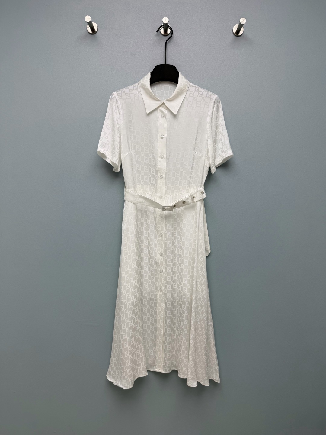 NO:784433,FEND*26 new FF jacquard waist shirt skirt black and white high-end  The whole piece is full of iconic double F presbyopia jacquard craftsmanship. The dark grain texture is low-key and noble, unobtrusive but has its own brand recognition. It is perfectly suitable for old money style wear. The shirt collar + full placket button design combines the neatness of commuting with the French relaxed feeling; matching fabrics  The belt accurately tightens the waist and optimizes the body proportions. The A-line skirt effectively modifies the crotch and leg lines. The buttons and belt buckles are all branded. The fabric has a soft matte luster, strong drape and is not easy to wrinkle, taking into account both comfort and high-end. Everything you do is full of high-end.  2 colors and 3 codes SMLR, Fendi-clothing, fendi, fendi, skirts, shirts,19860909FEND*26新款FF提花收腰衬衫裙 黑白两色高级感拉 整体满标志性双F老花提花工艺,暗纹肌理低调显贵,不张扬却自带品牌辨识度,完美适配老钱风穿搭调性.衬衫领+全开襟纽扣设计,兼具通勤的利落感与法式松弛感；配套同面料腰带,精准收腰优化身材比例,A字裙摆有效修饰胯部与腿部线条；纽扣、腰带扣均带有品牌标识,面料自带柔雾光泽,垂坠感强且不易皱,兼顾舒适度与高级感.举手投足都是高级感 2色3码SMLR,芬迪-服装,fendi,fendi,skirts,shirts,,Women's clothing