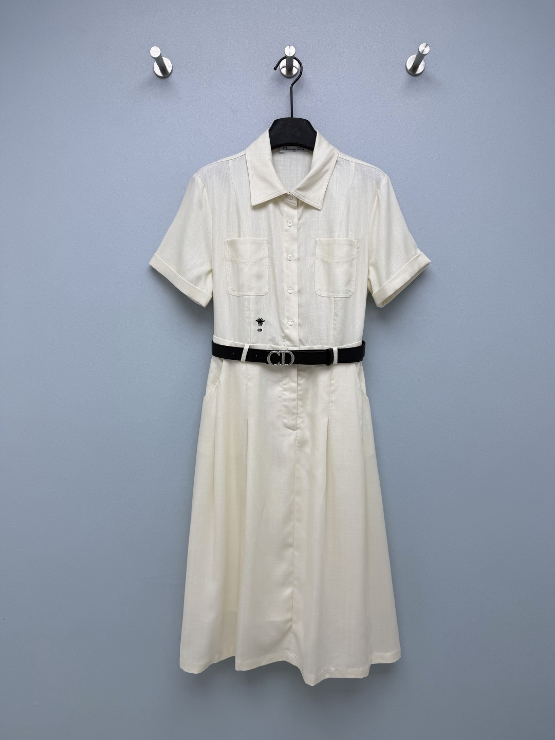 NO:784438,Dio*26 new bee embroidered shirt dress  The neat lapels + single-breasted buttons give it a casual and sophisticated feel. The short-sleeved cuffs are slightly rolled, which weakens the workplace feel and adds a bit of gentleness and relaxation. Paired with the brand's detachable CD signature metal buckle belt, it accurately tightens the waist and optimizes the proportions, transforming your figure into a 37-point figure in seconds. A loose straight skirt can also be worn to create a sense of curves. The mid-length A-line version perfectly corrects the problem of wide hips, thick legs, and pear shape  The figure can be easily controlled and has a sense of elegance when walking. The goose yellow is gentle and reduces age, and has a pure atmosphere; the light blue is cool and white, has a sense of oxygen, and adapts to different style needs. Directly weld French elegance to the body. 2 colors and 3 codes SMLH, Dior-clothing, dior, dior, skirts, shirts, T-shirt,19860909Dio*26新款蜜蜂刺绣衬衫裙 利落翻领+单排扣,自带轻职风干练感,短袖袖口做了微卷处理,弱化职场感,多了几分温柔松弛.搭配品牌可拆卸CD标志性金属扣腰带,精准收腰优化比例,秒变三七分身材,宽松直筒裙也能穿出曲线感.中长款A字版型,完美修饰胯宽、腿粗问题,梨形身材也能轻松驾驭,行走间自带飘逸感.鹅黄色温柔减龄,自带清纯氛围感；浅蓝清冷显白,自带氧气感,适配不同风格需求.直接把法式优雅焊在身上2色3码SMLH,迪奥-服装,dior,dior,skirts,shirts,T-shirt,,Women's clothing