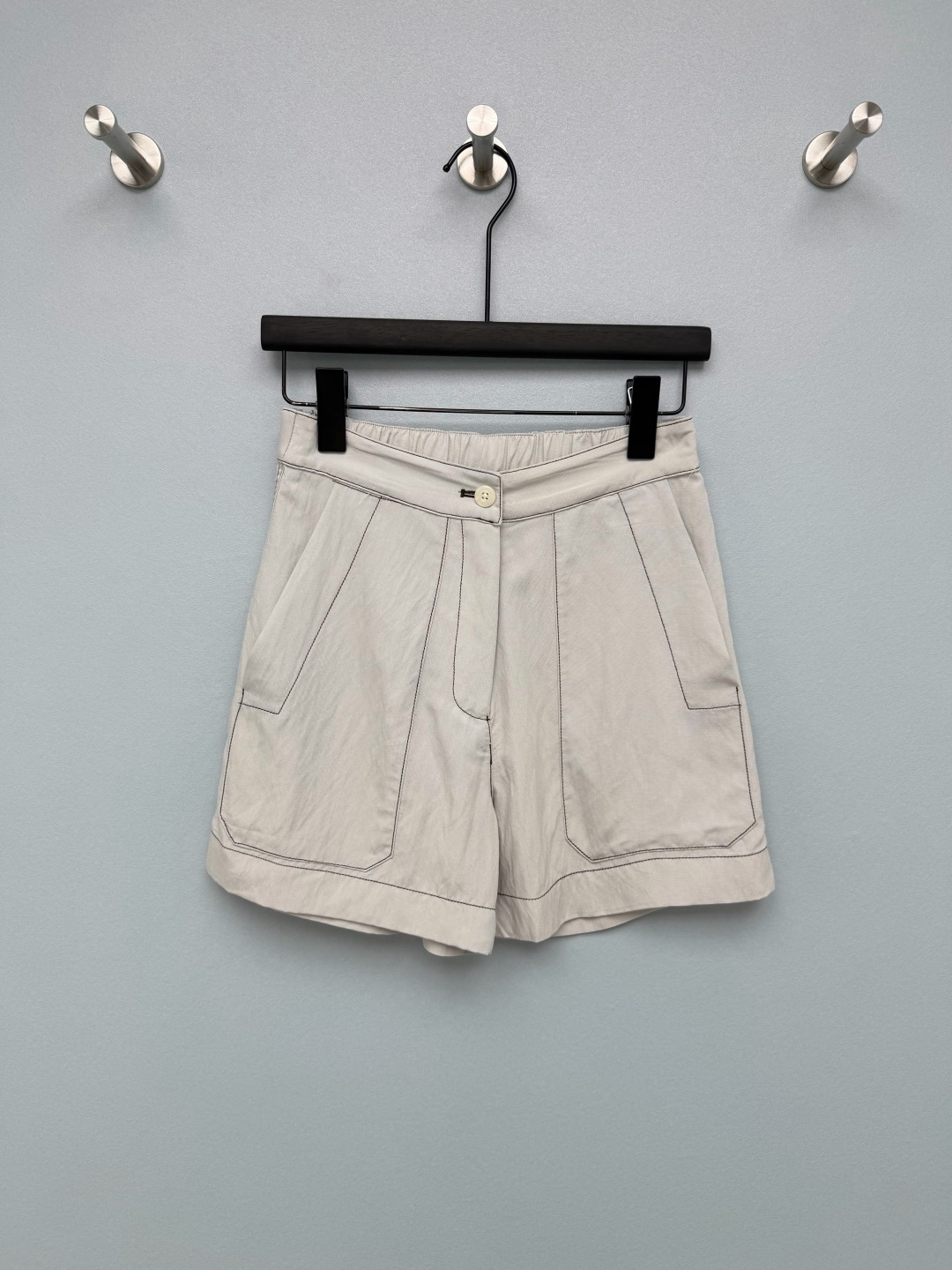 NO:784442,Prad*26 open-stitched casual shorts for lazy summer wear on the ceiling  The topstitching outlines the shape of the trousers, bringing with it a cool workwear style, which makes light-colored shorts more layered. The brand label on the back pocket is low-key and recognizable, and the details show a light and luxurious texture. It is made of breathable cotton blended fabric, which has a cool feeling. It is refreshing and not sweaty when worn in summer. It really combines comfort and slimming on the body. Monochrome size 3 SMLB, Prada - Clothing, prada, prada, shorts,19860909Prad*26明线休闲短裤 夏日懒人穿搭天花板 明线勾勒裤型,自带工装风酷感,让浅色系短裤也更有层次感.后口袋的品牌布标低调又有辨识度,细节处尽显轻奢质感.采用透气的棉混纺面料,自带凉感,夏天穿清爽不闷汗,真的把舒适和显瘦焊在身上了单色3码SMLB,普拉达-服装,prada,prada,shorts,,Women's clothing