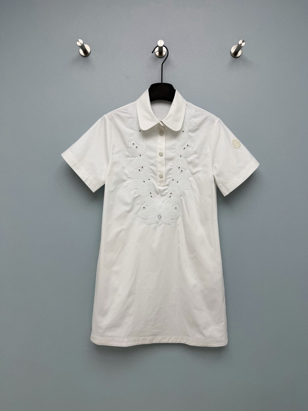NO:784454,Moncle*26 new white embroidered lapel short-sleeved dress with heavy floral embroidery. The hollow floral embroidery on the chest is the highlight. The three-dimensional embroidery + hollow design has a gentle and delicate feeling, and the texture is even more beautiful under the sun.  The brand badges on the sleeves of the customized rental are low-key and recognizable, and the details are full of light and luxurious texture. It has a sense of stiffness, the upper body is not soft, and it is breathable and skin-friendly. It is refreshing and not sweaty when worn in summer. The pure white with a bit of milky tone has a refreshing oxygen feeling, and can be easily controlled by yellow skin. It can be salty or sweet with different accessories!  Single color size 3 SMLB, mask-clothing, Moncler, skirts, T-shirt,19860909Moncle*26新款白色刺绣翻领短袖连衣裙 重工花卉刺绣 胸前的镂空花卉刺绣是亮点,立体绣花+镂空设计,自带温柔精致感,阳光下更显质感. 定制租金袖子上的品牌徽章低调又有辨识度,细节处尽显轻奢质感.自带挺括感,上身不软塌,透气亲肤,夏天穿清爽不闷汗,纯白带点奶调的白色,自带清透氧气感,黄皮也能轻松驾驭,搭配不同配饰可盐可甜！单色3码SMLB,蒙口-服装,Moncler,skirts,T-shirt,,Women's clothing