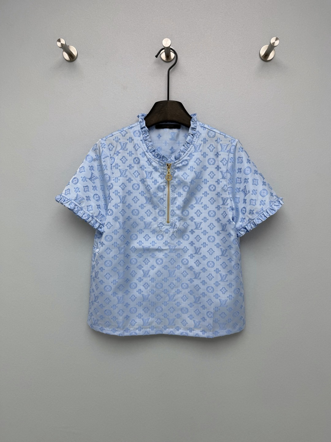 NO:785151,Louis Vuitto*26 new old flower jacquard ruffle short sleeves | Gentle and elegant ceiling  The entire top adopts the classic Monogram presbyopia dark pattern jacquard craftsmanship, which is low-key and full of recognition. It looks like a gentle solid color from a distance, and is full of details when viewed up close. It has a high-end texture. The ruffle pleated design on the collar and cuffs neutralizes the mature sense of the brand's presbyopia, adding a gentle and sweet girlish atmosphere, and has an age-reducing effect.  Fully zipped. The metal zipper at the placket and the zipper puller with a customized lock logo are the finishing touch of the entire dress. It sparkles in the light and carries the sense of sophistication to the end. The milky white color comes with a gentle filter, and when paired with jeans, it instantly transforms into a pure school girl. The light sky blue is refreshing and white, paired with a skirt, you will become a summer oxygen girl!  2 colors and 3 codes SML,Louis Vuitton-clothing,louis vuitton,louis vuitton,skirts,jeans,T-shirt,19860909Louis Vuitto*26新款老花提花荷叶边短袖 | 温柔贵气感天花板 整件上衣采用经典Monogram老花暗纹提花工艺,低调又充满辨识度,远看是温柔纯色,近看细节满满,自带高级质感.领口和袖口的荷叶边褶皱设计,中和了品牌老花的成熟感,增添了温柔甜美的少女氛围,减龄效果拉满.门襟处的金属拉链,搭配定制锁形标识的拉链头,是整件衣服的点睛之笔,在光线下闪闪发光,把精致感贯彻到底.奶白色自带温柔滤镜,搭配牛仔裤秒变清纯学姐.浅天蓝色清爽又显白,搭配半身裙就是夏日氧气少女！2色3码SML,路易威登-服装,louis vuitton,louis vuitton,skirts,jeans,T-shirt,,Women's clothing