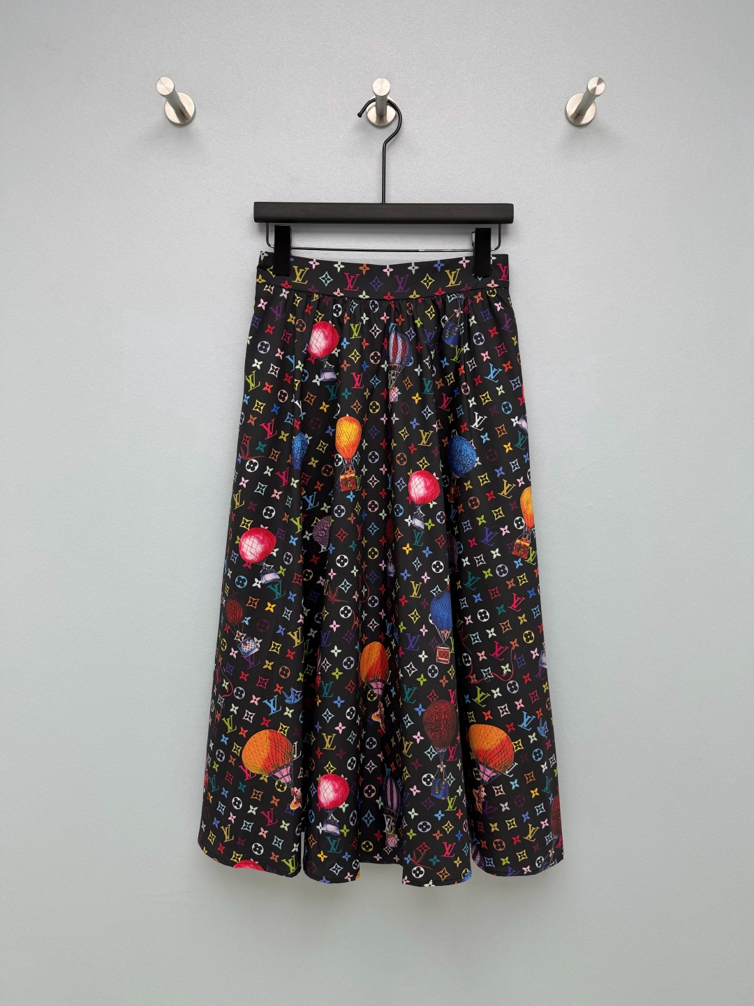 NO:785507,Louis Vuitto*26 new presbyopic hot air balloon printed skirt. Classic presbyopic flower as the base, superimposed with colorful hot air balloons, shells, stars and other childlike element prints. The colors are rich but not cluttered. It conveys the brand gene in a low-key manner and breaks the monotony of the solid color long skirt. It has a romantic and luxurious atmosphere, and the upper body instantly lights up the look.  The loose straight fit is not clinging to the flesh, not tight, and has a slimming effect. It can also be easily controlled by a pear-shaped figure; the large A-line skirt modifies the lines of the crotch and thighs, and the skirt is elegant and flexible when walking, with a gentle atmosphere, and the photo rate is super high!  There are also shirts from the same series that can be matched with suits ~ skirts in 2 colors and 3 sizes SML, Louis Vuitton-clothing, louis vuitton, louis vuitton, skirts,19860909Louis Vuitto*26新款老花热气球印花半裙 经典老花为基底,叠加彩色热气球、贝壳、星星等童趣元素印花,色彩丰富却不杂乱,低调传递品牌基因,打破纯色长裙的单调感,自带浪漫轻奢氛围感,上身瞬间点亮造型 宽松直筒版型不贴肉、不紧绷,藏肉显瘦效果拉满,梨形身材也能轻松驾驭；A字大裙摆修饰胯部与大腿线条,走动时裙摆飘逸灵动,自带温柔氛围感,拍照出片率超高！还有同系列衬衣可搭配套装~半裙2色3码SML,路易威登-服装,louis vuitton,louis vuitton,skirts,,Women's clothing