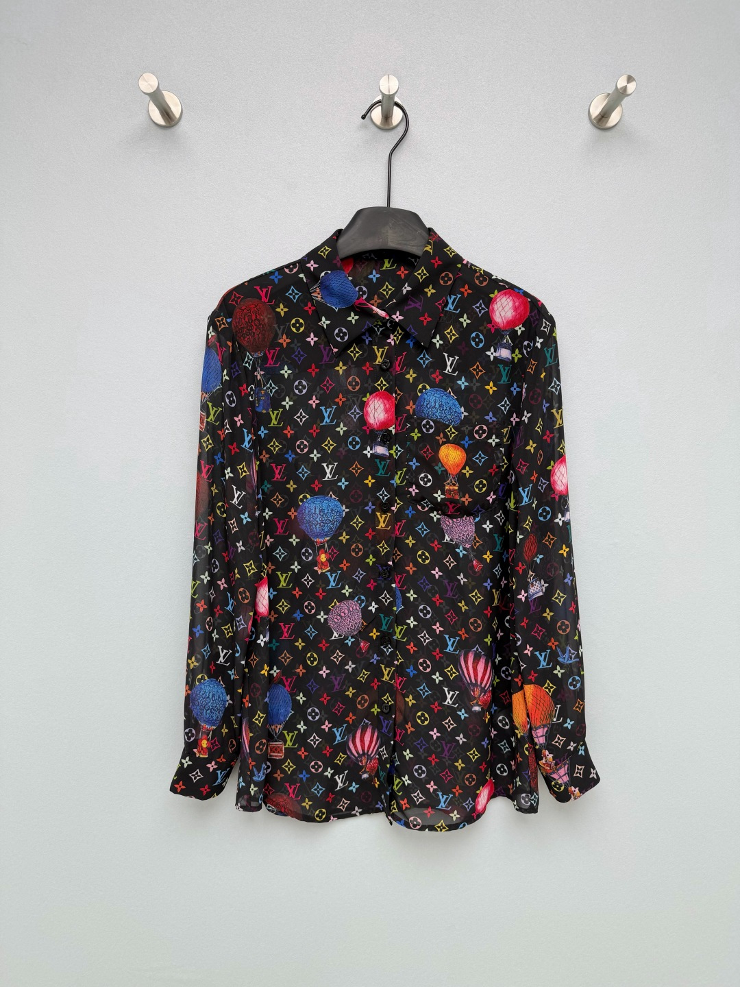 NO:785513,Louis Vuitto*26 new presbyopic hot air balloon printed shirt. Classic presbyopic flower as the base, superimposed with colorful hot air balloons, shells, stars and other childlike element prints. The colors are rich but not cluttered. It conveys the brand genes in a low-key manner, breaks the monotony, and has a romantic and luxurious atmosphere. The upper body instantly lights up the shape. The small lapel brings a neat and capable temperament. Both colors are the best. The deep bottom is eye-catching, and the white bottom is gentle and age-reducing. I love both styles!  The slightly permeable chiffon fabric has its own soft light filter, which has a great drape and makes the upper body light and not stuffy!  There are also skirts from the same series that can be paired with suits~ Shirts in 2 colors and 3 sizes SML, Louis Vuitton-clothing, louis vuitton, louis vuitton, skirts,19860909Louis Vuitto*26新款老花热气球印花衬衣 经典老花为基底,叠加彩色热气球、贝壳、星星等童趣元素印花,色彩丰富却不杂乱,低调传递品牌基因,打破单调感,自带浪漫轻奢氛围感,上身瞬间点亮造型 小翻领自带利落干练的气质 两色都是绝绝子 深底大气吸睛,白底温柔减龄,两种风格都超爱！微透雪纺面料自带柔光滤镜,垂坠感超棒,上身轻盈不闷！还有同系列半裙可搭配套装哦~ 衬衣2色3码SML,路易威登-服装,louis vuitton,louis vuitton,skirts,,Women's clothing