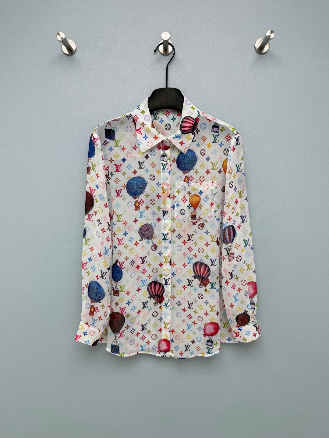 NO:785528,Louis Vuitto*26 new presbyopic hot air balloon printed shirt. Classic presbyopic flower as the base, superimposed with colorful hot air balloons, shells, stars and other childlike element prints. The colors are rich but not cluttered. It conveys the brand genes in a low-key manner, breaks the monotony, and has a romantic and luxurious atmosphere. The upper body instantly lights up the shape. The small lapel brings a neat and capable temperament. Both colors are the best. The deep bottom is eye-catching, and the white bottom is gentle and age-reducing. I love both styles!  The slightly permeable chiffon fabric has its own soft light filter, which has a great drape and makes the upper body light and not stuffy!  There are also skirts from the same series that can be paired with suits~ Shirts in 2 colors and 3 sizes SML, Louis Vuitton-clothing, louis vuitton, louis vuitton, skirts,19860909Louis Vuitto*26新款老花热气球印花衬衣 经典老花为基底,叠加彩色热气球、贝壳、星星等童趣元素印花,色彩丰富却不杂乱,低调传递品牌基因,打破单调感,自带浪漫轻奢氛围感,上身瞬间点亮造型 小翻领自带利落干练的气质 两色都是绝绝子 深底大气吸睛,白底温柔减龄,两种风格都超爱！微透雪纺面料自带柔光滤镜,垂坠感超棒,上身轻盈不闷！还有同系列半裙可搭配套装哦~ 衬衣2色3码SML,路易威登-服装,louis vuitton,louis vuitton,skirts,,Women's clothing
