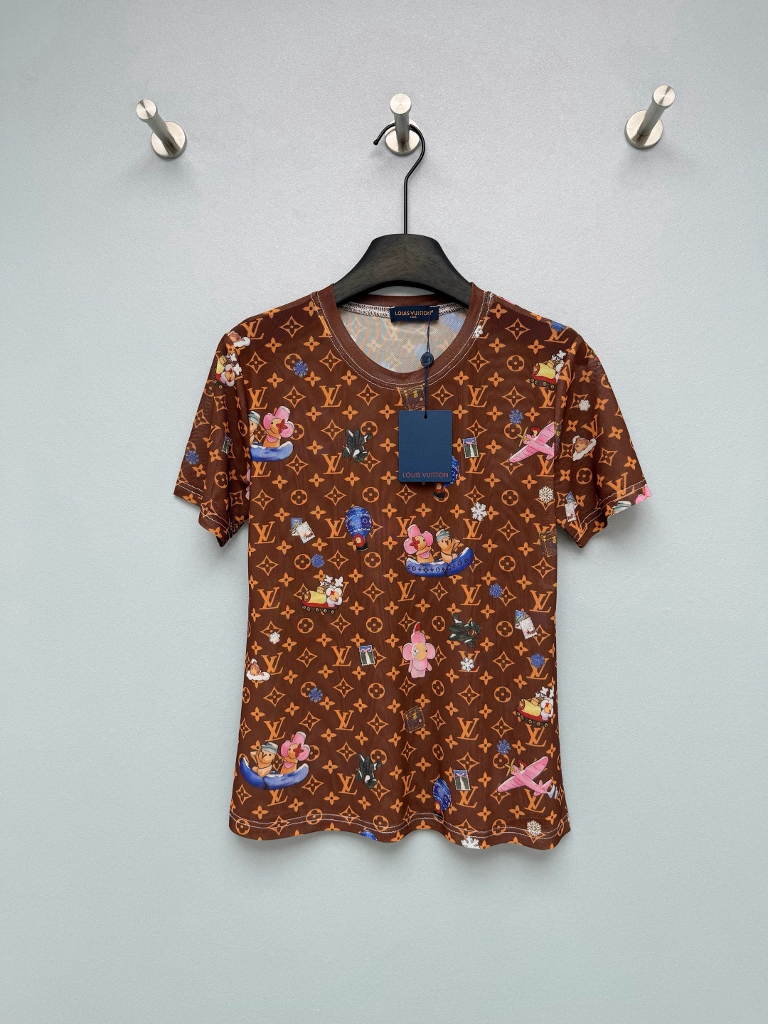 NO:786570,Louis Vuitto* 26 new presbyopic mesh short-sleeved top, a combination of round neck + short sleeves. The overall classic Monogram presbyopic flower is used as the base, with super cute Vivienne doll cartoon prints, breaking the brand's usual sense of maturity, childlike and retro, with its own noble filter, making it highly recognizable. This mesh short-sleeved shirt is full of artistic sense!  The light mesh fabric is breathable and skin-friendly, and it comes with a slightly translucent soft light filter. It is not boring to wear in summer. There are also skirts from the same series that can be matched with suits. The whole set is more discounted~ Top 2 colors and 5 sizes SMLXLXXLB, Louis Vuitton-clothing, louis vuitton, louis vuitton, skirts, T-shirt,19860909Louis Vuitto* 26新款老花网纱短袖上衣 圆领+短袖的组合 整体经典Monogram老花为基底,搭配超萌Vivienne玩偶卡通印花,打破了品牌一贯的成熟感,童趣又复古,自带贵气滤镜,辨识度拉满.这件满是艺术感的网纱短袖！轻薄的网纱面料透气又亲肤,自带微透柔光滤镜,夏天穿也完全不闷还有同系列半裙可搭配套装 整套更优惠哦~ 上衣 2色5码SMLXLXXLB,路易威登-服装,louis vuitton,louis vuitton,skirts,T-shirt,,Women's clothing