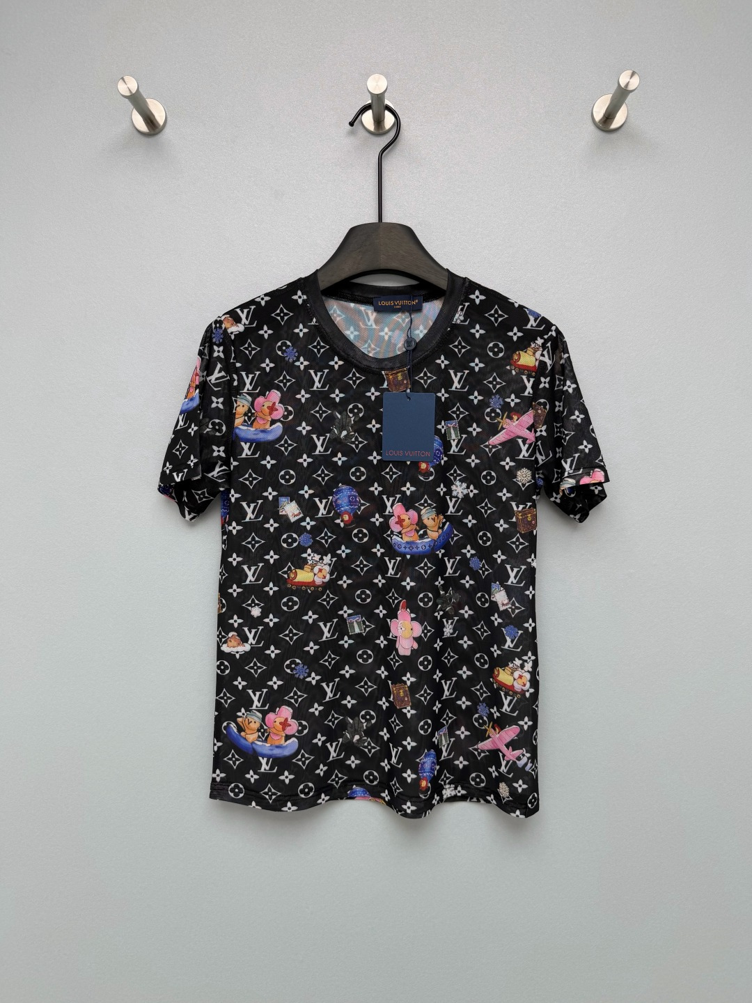 NO:786578,Louis Vuitto* 26 new presbyopic mesh short-sleeved top, a combination of round neck + short sleeves. The overall classic Monogram presbyopic flower is used as the base, with super cute Vivienne doll cartoon prints, breaking the brand's usual sense of maturity, childlike and retro, with its own noble filter, making it highly recognizable. This mesh short-sleeved shirt is full of artistic sense!  The light mesh fabric is breathable and skin-friendly, and it comes with a slightly translucent soft light filter. It is not boring to wear in summer. There are also skirts from the same series that can be matched with suits. The whole set is more discounted~ Top 2 colors and 5 sizes SMLXLXXLB, Louis Vuitton-clothing, louis vuitton, louis vuitton, skirts, T-shirt,19860909Louis Vuitto* 26新款老花网纱短袖上衣 圆领+短袖的组合 整体经典Monogram老花为基底,搭配超萌Vivienne玩偶卡通印花,打破了品牌一贯的成熟感,童趣又复古,自带贵气滤镜,辨识度拉满.这件满是艺术感的网纱短袖！轻薄的网纱面料透气又亲肤,自带微透柔光滤镜,夏天穿也完全不闷还有同系列半裙可搭配套装 整套更优惠哦~ 上衣 2色5码SMLXLXXLB,路易威登-服装,louis vuitton,louis vuitton,skirts,T-shirt,,Women's clothing