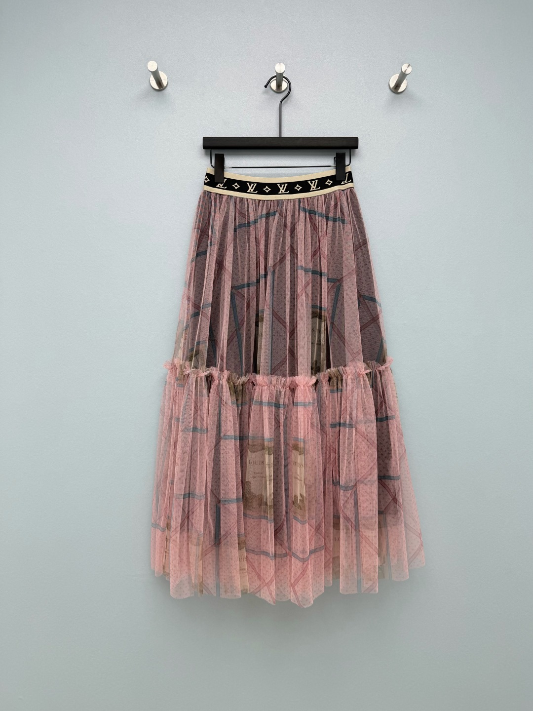 NO:786582,Louis Vuitto* 26 new pink retro suitcase printed gauze skirt  The suitcase poster print is based on soft pink, with presbyopic dark patterns and retro line elements. It has a French elegant atmosphere and a noble filter, making it highly recognizable. It has a double-layer mesh design with strong visual impact, and the outer layer  The tulle has a hazy atmosphere, the high waistband is matched with the brand's iconic webbing, the A-line mid-length silhouette, and the ruffle stitching at the hem make it elegant and flexible when walking around, with full aura. The whole set has a retro luxury feel, and the mesh fabric is light and breathable.  There are also tops from the same series that can be paired with suits ~ the whole set is more affordable!  Solid color size 5 SMLXLXXLB,Louis Vuitton-clothing,louis vuitton,louis vuitton,skirts,19860909Louis Vuitto* 26新款粉色复古旅行箱印花纱裙半裙 旅行箱海报印花,以柔粉色为基底,搭配老花暗纹与复古线条元素,自带法式优雅氛围,自带贵气滤镜,辨识度拉满.自带强烈的视觉冲击力的双层网纱设计,外层薄纱自带朦胧氛围感,高腰腰头搭配品牌标志性的织带,A字中长廓形,下摆的荷叶边拼接,走动时飘逸灵动,气场全开.整套自带复古奢华感,网纱面料轻薄透气 还有同系列上衣可搭配套装 ~整套更实惠！单色5码SMLXLXXLB,路易威登-服装,louis vuitton,louis vuitton,skirts,,Women's clothing