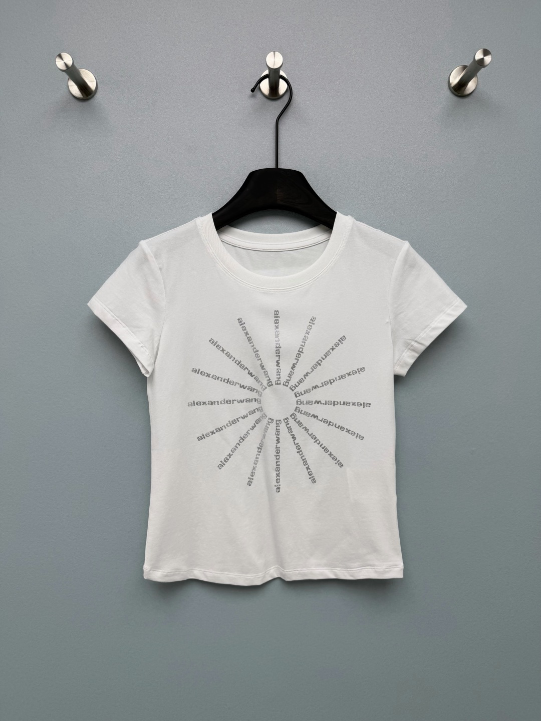 NO:820569,Alexander Wa*g26 new hot girl style short T-shirt  The brand letters arranged radially on the chest are hot-drilled, which brings high recognition. The flash diamond process has a bling effect under the sun, which makes it full of sweet and cool feeling. The short slim fit just exposes the waistline, optimizes the body proportions, and creates a three-seven point effect, which is perfect for hot girls.  The 'proportion artifact'. High-elastic knitted fabric, which fits the body shape without being tight. The upper body is comfortable and skin-friendly, and there is no sense of restraint in daily wear. The white is fresh and sweet, and the black is cool and sexy. The two styles can be switched with one click, and they are perfect with jeans, overalls, and hot girl skirts!  Hot girl T-shirts that must be in the wardrobe, sweet and cool girls can rush with their eyes closed!  2 colors and 3 codes SML, Alexander Wang-clothing, alexander wang, skirts, jeans, tees, t-shirt,19860909Alexander Wa*g26新款辣妹风短款T恤 胸前放射状排列的品牌字母烫钻,自带高辨识度,闪钻工艺在阳光下自带bling效果,甜酷感拉满.短款修身剪裁,刚好露出腰线,优化身材比例,打造三七分效果,是辣妹穿搭的“比例神器”.高弹针织面料,贴合身形同时不紧绷,上身舒适亲肤,日常穿着无束缚感.白色清新甜妹,黑色酷飒拽姐,两种风格一键切换,搭配牛仔裤、工装裤、辣妹裙都超绝！衣柜里必须有的辣妹T恤,甜酷女孩闭眼冲！ 2色3码SML,亚历山大王-服装,alexander wang,skirts,jeans,tees，t-shirt,,Women's clothing