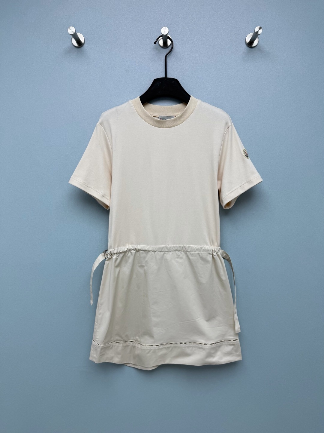 NO:820577,Moncle* 26 new casual waist dress  The classic Mon emblem on the sleeves brings brand recognition and highlights the light luxury texture in a low-key manner. The upper part is made of soft knitted fabric, which is comfortable and skin-friendly; the lower part is made of crisp poplin fabric, with its own silhouette, taking into account both comfort and style. The waist drawstring can be used  Freely adjust the elasticity to easily create a high waistline, optimize body proportions, and is extremely tolerant of pear-shaped figures and fat waists. The hollow line design on the hem adds a sense of sophistication; the loose A-line skirt modifies the crotch line and gives you a sense of lightness when walking.  2 colors and 3 codes SML, mask-clothing, Moncler, skirts,19860909Moncle* 26新款休闲收腰连衣裙 袖子上的Mon经典徽章,自带品牌辨识度,低调中彰显轻奢质感.上身为柔软针织面料,舒适亲肤；下身为挺括的府绸面料,自带廓形感,兼顾舒适与版型.腰部抽绳可自由调节松紧,轻松打造高腰线,优化身材比例,对梨形身材、腰腹有肉的包容性极强.下摆镂空线条设计,增添精致感；宽松A字裙摆,修饰胯部线条,走路自带轻盈感. 2色3码SML,蒙口-服装,Moncler,skirts,,Women's clothing