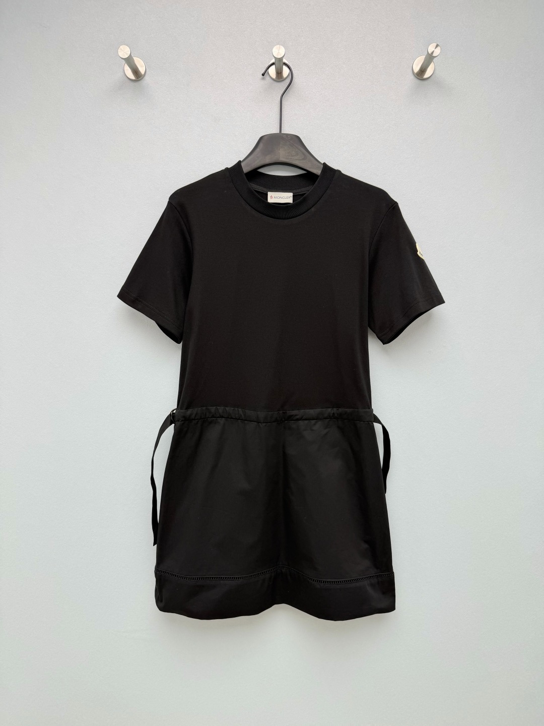 NO:820587,Moncle* 26 new casual waist dress  The classic Mon emblem on the sleeves brings brand recognition and highlights the light luxury texture in a low-key manner. The upper part is made of soft knitted fabric, which is comfortable and skin-friendly; the lower part is made of crisp poplin fabric, with its own silhouette, taking into account both comfort and style. The waist drawstring can be used  Freely adjust the elasticity to easily create a high waistline, optimize body proportions, and is extremely tolerant of pear-shaped figures and fat waists. The hollow line design on the hem adds a sense of sophistication; the loose A-line skirt modifies the crotch line and gives you a sense of lightness when walking.  2 colors and 3 codes SML, mask-clothing, Moncler, skirts,19860909Moncle* 26新款休闲收腰连衣裙 袖子上的Mon经典徽章,自带品牌辨识度,低调中彰显轻奢质感.上身为柔软针织面料,舒适亲肤；下身为挺括的府绸面料,自带廓形感,兼顾舒适与版型.腰部抽绳可自由调节松紧,轻松打造高腰线,优化身材比例,对梨形身材、腰腹有肉的包容性极强.下摆镂空线条设计,增添精致感；宽松A字裙摆,修饰胯部线条,走路自带轻盈感. 2色3码SML,蒙口-服装,Moncler,skirts,,Women's clothing
