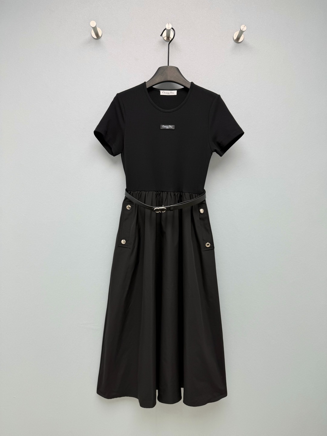 NO:820596,Dio*26 new short-sleeved dress  The letter leather label on the chest and the CD metal buckle on the belt are brand-recognizable, showing off a light and luxurious texture in a low-key manner. The upper is made of soft and skin-friendly knitted fabric, which fits the body shape without being tight; the lower part is made of crisp poplin fabric with a built-in drape, taking into account both comfort and style. The belt with CD metal buckle can easily create a high waistline, optimize the body proportions, and is paired with an A-line large skirt, which is very tolerant of the waist, abdomen and crotch flesh.  The metal buckle decorative pockets on both sides of the skirt add a sense of workwear and sophistication, and are simple but not monotonous; the classic black and white color scheme is high-end and durable, suitable for a variety of occasions ~ 2 colors and 3 codes SML, Dior-clothing, dior, dior, skirts, T-shirt,19860909Dio*26新款短袖连衣裙 胸前的字母皮标与腰带的CD金属扣,自带品牌辨识度,低调中彰显轻奢质感.上身为柔软亲肤的针织面料,贴合身形不紧绷；下身为挺括的府绸面料,自带垂坠感,兼顾舒适与版型.自带CD金属扣腰带,轻松打造高腰线,优化身材比例,搭配A字大裙摆,对腰腹、胯部肉肉的包容性极强. 裙身两侧的金属扣装饰口袋,增添工装感与精致感,简约不单调；经典黑白配色,高级耐看,适配多种场合~ 2色3码SML,迪奥-服装,dior,dior,skirts,T-shirt,,Women's clothing