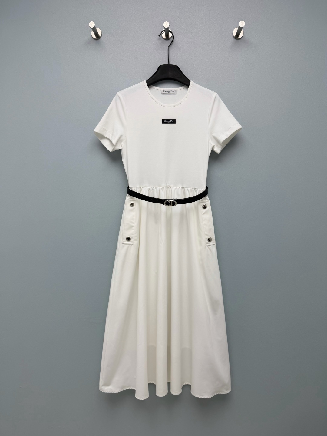 NO:820605,Dio*26 new short-sleeved dress  The letter leather label on the chest and the CD metal buckle on the belt are brand-recognizable, showing off a light and luxurious texture in a low-key manner. The upper is made of soft and skin-friendly knitted fabric, which fits the body shape without being tight; the lower part is made of crisp poplin fabric with a built-in drape, taking into account both comfort and style. The belt with CD metal buckle can easily create a high waistline, optimize the body proportions, and is paired with an A-line large skirt, which is very tolerant of the waist, abdomen and crotch flesh.  The metal buckle decorative pockets on both sides of the skirt add a sense of workwear and sophistication, and are simple but not monotonous; the classic black and white color scheme is high-end and durable, suitable for a variety of occasions ~ 2 colors and 3 codes SML, Dior-clothing, dior, dior, skirts, T-shirt,19860909Dio*26新款短袖连衣裙 胸前的字母皮标与腰带的CD金属扣,自带品牌辨识度,低调中彰显轻奢质感.上身为柔软亲肤的针织面料,贴合身形不紧绷；下身为挺括的府绸面料,自带垂坠感,兼顾舒适与版型.自带CD金属扣腰带,轻松打造高腰线,优化身材比例,搭配A字大裙摆,对腰腹、胯部肉肉的包容性极强. 裙身两侧的金属扣装饰口袋,增添工装感与精致感,简约不单调；经典黑白配色,高级耐看,适配多种场合~ 2色3码SML,迪奥-服装,dior,dior,skirts,T-shirt,,Women's clothing