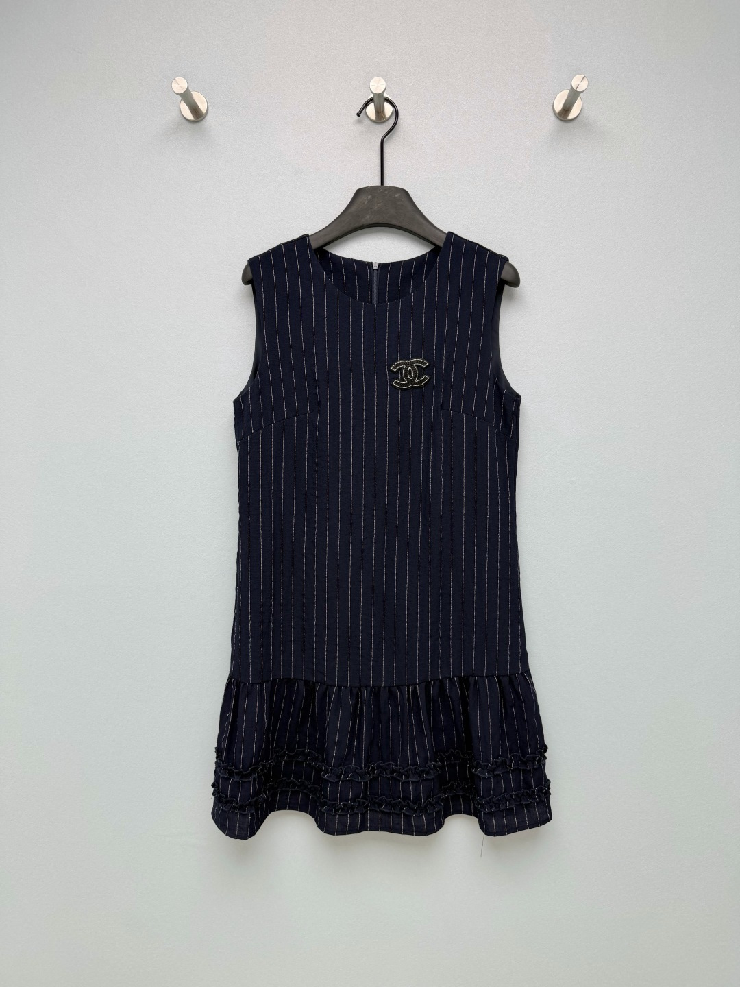 NO:820570,Chan*l26 new striped sleeveless vest dress  The double C embroidery logo on the chest brings brand recognition, highlighting the light luxury texture in a low-key manner, breaking the monotony of the basic style. The pinstripe texture fabric has its own texture, is crisp and stylish, and is not easy to collapse. The upper body is neat and slim, and it has a high-end texture. The hem  The double-layered ruffle design adds a gentle and sweet atmosphere, breaking the sophisticated feeling of the striped skirt, which can be salty or sweet. Sleeveless straight cut, gentle white, fresh and age-reducing, navy blue and black are intellectual and elegant, two styles can be switched with one click, and can be worn for commuting, dating and daily life!  The little fragrant dress that must be in the wardrobe is gentle, slimming and versatile. It’s worth it with your eyes closed ~ 2 colors and 3 sizes SML, Chanel-clothing, chanel, chanel, skirts,19860909Chan*l26新款条纹无袖背心裙 胸前的双C刺绣标识,自带品牌辨识度,低调中彰显轻奢质感,打破了基础款的单调感.细条纹肌理面料自带肌理感,挺括有型不易软塌,上身利落显瘦,同时自带高级质感.下摆双层荷叶边设计,增添了温柔甜美的氛围,打破了条纹裙的干练感,可盐可甜.无袖直筒剪裁,温柔白清新减龄,藏青黑知性优雅,两种风格一键切换,通勤、约会、日常都能穿！衣柜里必须有的小香风连衣裙,温柔、显瘦、百搭全都占了,闭眼冲不亏~2色3码SML,香奈儿-服装,chanel,chanel,skirts,,Women's clothing