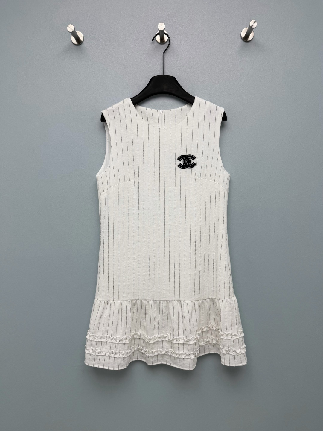 NO:820580,Chan*l26 new striped sleeveless vest dress  The double C embroidery logo on the chest brings brand recognition, highlighting the light luxury texture in a low-key manner, breaking the monotony of the basic style. The pinstripe texture fabric has its own texture, is crisp and stylish, and is not easy to collapse. The upper body is neat and slim, and it has a high-end texture. The hem  The double-layered ruffle design adds a gentle and sweet atmosphere, breaking the sophisticated feeling of the striped skirt, which can be salty or sweet. Sleeveless straight cut, gentle white, fresh and age-reducing, navy blue and black are intellectual and elegant, two styles can be switched with one click, and can be worn for commuting, dating and daily life!  The little fragrant dress that must be in the wardrobe is gentle, slimming and versatile. It’s worth it with your eyes closed ~ 2 colors and 3 sizes SML, Chanel-clothing, chanel, chanel, skirts,19860909Chan*l26新款条纹无袖背心裙 胸前的双C刺绣标识,自带品牌辨识度,低调中彰显轻奢质感,打破了基础款的单调感.细条纹肌理面料自带肌理感,挺括有型不易软塌,上身利落显瘦,同时自带高级质感.下摆双层荷叶边设计,增添了温柔甜美的氛围,打破了条纹裙的干练感,可盐可甜.无袖直筒剪裁,温柔白清新减龄,藏青黑知性优雅,两种风格一键切换,通勤、约会、日常都能穿！衣柜里必须有的小香风连衣裙,温柔、显瘦、百搭全都占了,闭眼冲不亏~2色3码SML,香奈儿-服装,chanel,chanel,skirts,,Women's clothing