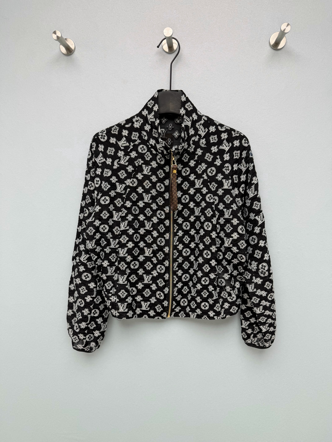NO:820591,Louis Vuitto*26 new Monogram jacquard see-through sun protection jacket, Monogram jacquard, has its own brand recognition, shows light luxury texture in a low-key manner, and full of retro atmosphere. The semi-transparent jacquard fabric has its own hazy atmosphere, and it also has sun protection function, making it refreshing and breathable in summer without being stuffy.  The presbyopic leather label zipper puller + stand-up collar design shows the brand texture in every detail; the short cut can easily create a high waistline, and with the stand-up collar design, the upper body is neat and stylish, and even a small person can easily look like a supermodel!  2 colors and 3 codes SML,Louis Vuitton-clothing,louis vuitton,louis vuitton,jackets & coats,19860909Louis Vuitto*26新款 Monogram提花透视防晒外套,Monogram提花,自带品牌辨识度,低调中彰显轻奢质感,复古氛围感拉满. 半透视的提花面料,自带朦胧氛围感,同时具备防晒功能,夏天穿着清爽透气不闷热. 老花皮标拉链头+立领设计,细节处尽显品牌质感；短款剪裁轻松打造高腰线,搭配立领设计,上身利落有型,小个子也能轻松穿出超模比例！2色3码SML,路易威登-服装,louis vuitton,louis vuitton,jackets & coats,,Women's clothing