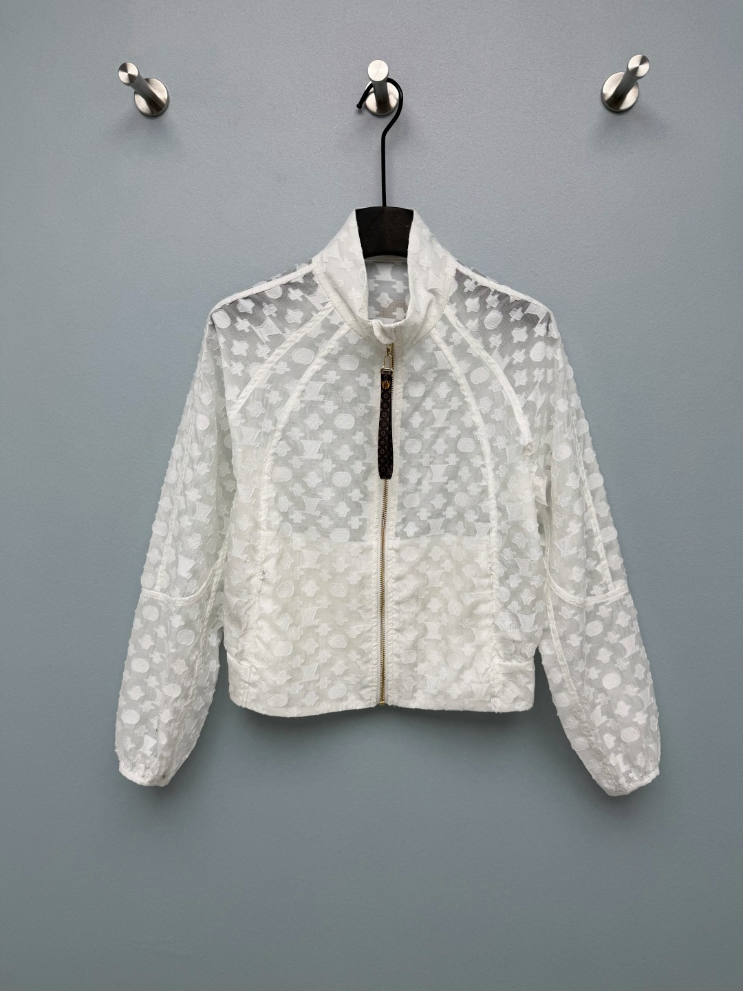 NO:820598,Louis Vuitto*26 new Monogram jacquard see-through sun protection jacket, Monogram jacquard, has its own brand recognition, shows light luxury texture in a low-key manner, and full of retro atmosphere. The semi-transparent jacquard fabric has its own hazy atmosphere, and it also has sun protection function, making it refreshing and breathable in summer without being stuffy.  The presbyopic leather label zipper puller + stand-up collar design shows the brand texture in every detail; the short cut can easily create a high waistline, and with the stand-up collar design, the upper body is neat and stylish, and even a small person can easily look like a supermodel!  2 colors and 3 codes SML,Louis Vuitton-clothing,louis vuitton,louis vuitton,jackets & coats,19860909Louis Vuitto*26新款 Monogram提花透视防晒外套,Monogram提花,自带品牌辨识度,低调中彰显轻奢质感,复古氛围感拉满. 半透视的提花面料,自带朦胧氛围感,同时具备防晒功能,夏天穿着清爽透气不闷热. 老花皮标拉链头+立领设计,细节处尽显品牌质感；短款剪裁轻松打造高腰线,搭配立领设计,上身利落有型,小个子也能轻松穿出超模比例！2色3码SML,路易威登-服装,louis vuitton,louis vuitton,jackets & coats,,Women's clothing