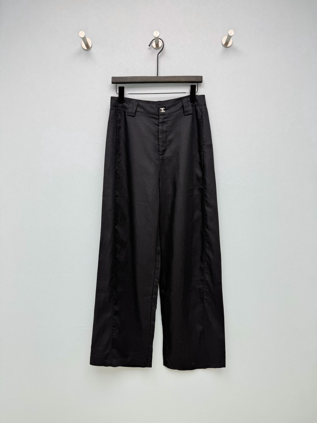 NO:820606,chan*l 26 new wide-leg casual pants. Linen blended fabric with strong drape, cool and breathable touch, with delicate texture. Suitable for spring and summer wear, comfortable and unrestricted. The waist lapel is customized with double C metal logo hardware, which low-key highlights the brand identity. It is an iconic identification detail, simple and noble.  The high-waisted wide-leg version, with a drapey feel, modifies the leg shape, hides the flesh and makes the legs slimmer, and elongates the proportions of the legs. The pants are ankle-length, elegant and capable. Pockets are inserted diagonally on both sides, practical and beautiful; adding a casual and lazy feeling!  3 colors and 3 codes SML, Chanel-clothing, chanel, chanel,19860909chan*l 26新款阔腿休闲裤 亚麻混纺面料,垂坠感极强,触感清凉透气,带有细腻肌理感,适合春夏季节穿着,舒适无束缚.腰头翻领定制双C金属Logo五金,低调彰显品牌身份,是标志性识别细节,简约又显贵 高腰阔腿版型,垂坠感修饰腿型,藏肉显瘦,拉长腿部比例,裤长及脚踝,优雅干练.两侧斜插口袋,实用美观；增添随性慵懒感！3色3码SML,香奈儿-服装,chanel,chanel,,Women's clothing