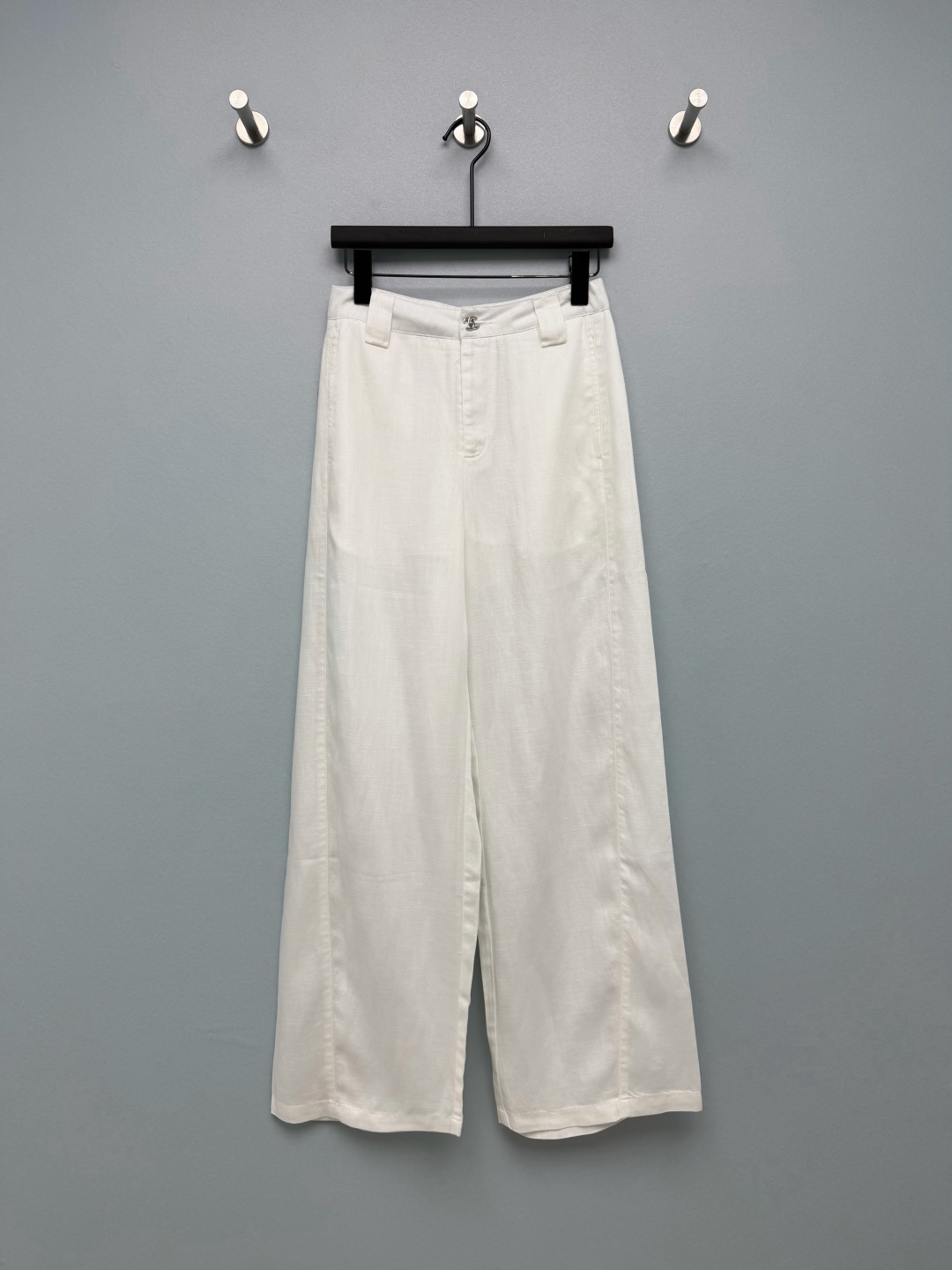 NO:820572,chan*l 26 new wide-leg casual pants. Linen blended fabric with strong drape, cool and breathable touch, with delicate texture. Suitable for spring and summer wear, comfortable and unrestricted. The waist lapel is customized with double C metal logo hardware, which low-key highlights the brand identity. It is an iconic identification detail, simple and noble.  The high-waisted wide-leg version, with a drapey feel, modifies the leg shape, hides the flesh and makes the legs slimmer, and elongates the proportions of the legs. The pants are ankle-length, elegant and capable. Pockets are inserted diagonally on both sides, practical and beautiful; adding a casual and lazy feeling!  3 colors and 3 codes SML, Chanel-clothing, chanel, chanel,19860909chan*l 26新款阔腿休闲裤 亚麻混纺面料,垂坠感极强,触感清凉透气,带有细腻肌理感,适合春夏季节穿着,舒适无束缚.腰头翻领定制双C金属Logo五金,低调彰显品牌身份,是标志性识别细节,简约又显贵 高腰阔腿版型,垂坠感修饰腿型,藏肉显瘦,拉长腿部比例,裤长及脚踝,优雅干练.两侧斜插口袋,实用美观；增添随性慵懒感！3色3码SML,香奈儿-服装,chanel,chanel,,Women's clothing