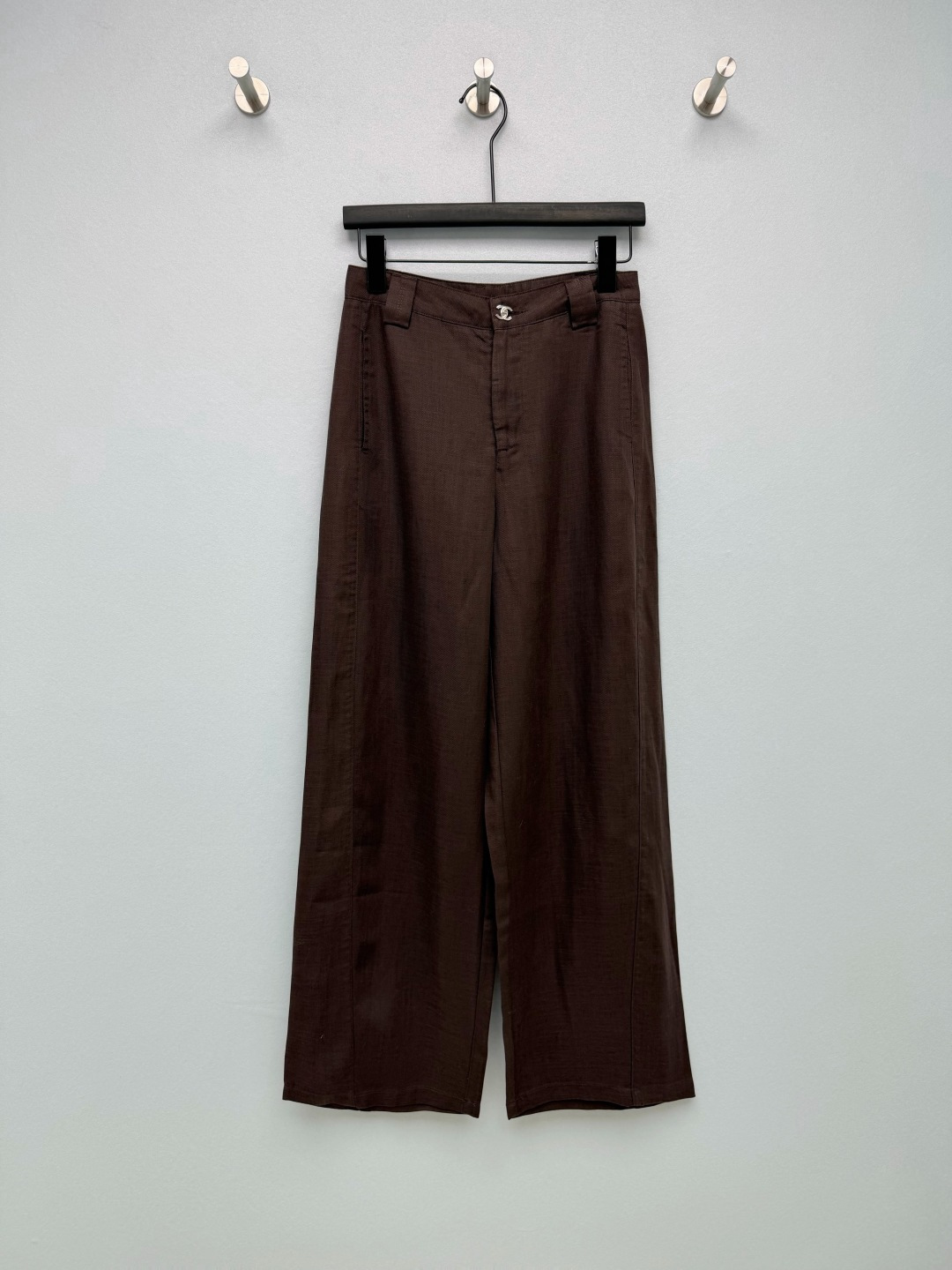 NO:820581,chan*l 26 new wide-leg casual pants. Linen blended fabric with strong drape, cool and breathable touch, with delicate texture. Suitable for spring and summer wear, comfortable and unrestricted. The waist lapel is customized with double C metal logo hardware, which low-key highlights the brand identity. It is an iconic identification detail, simple and noble.  The high-waisted wide-leg version, with a drapey feel, modifies the leg shape, hides the flesh and makes the legs slimmer, and elongates the proportions of the legs. The pants are ankle-length, elegant and capable. Pockets are inserted diagonally on both sides, practical and beautiful; adding a casual and lazy feeling!  3 colors and 3 codes SML, Chanel-clothing, chanel, chanel,19860909chan*l 26新款阔腿休闲裤 亚麻混纺面料,垂坠感极强,触感清凉透气,带有细腻肌理感,适合春夏季节穿着,舒适无束缚.腰头翻领定制双C金属Logo五金,低调彰显品牌身份,是标志性识别细节,简约又显贵 高腰阔腿版型,垂坠感修饰腿型,藏肉显瘦,拉长腿部比例,裤长及脚踝,优雅干练.两侧斜插口袋,实用美观；增添随性慵懒感！3色3码SML,香奈儿-服装,chanel,chanel,,Women's clothing