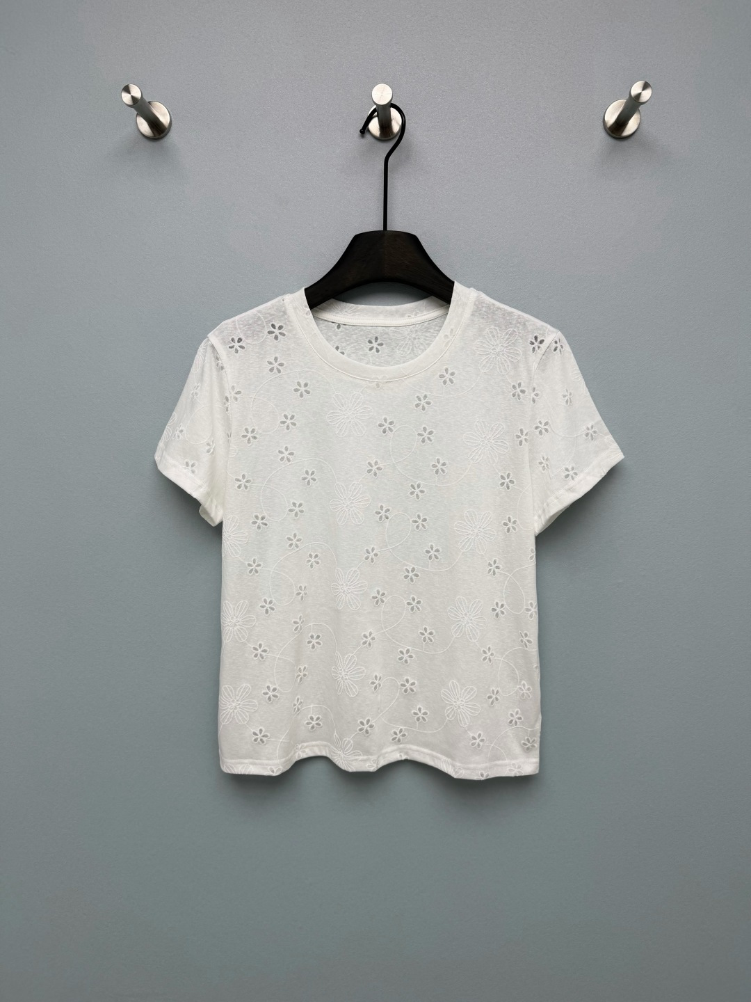 NO:820590,chan*l26's new hollow embroidered white T-shirt is full of hollow flower embroidery, gentle to the core. Exquisite embroidery + slightly transparent textured fabric, with a hazy atmosphere, more careful than ordinary white T-shirts, low-key and textured!  It is light and breathable, and it is not stuffy at all when worn in summer. The fabric is soft, and the upper body is as comfortable as being wrapped in clouds. It has a cooling feeling, and it is not stuffy at all when worn in summer ~ It is ridiculously versatile!  It's great to wear alone or layered under. The basic round neck + slightly short version can modify the neck line and optimize the proportion. It looks great when paired with high-waisted jeans and skirts. The Korean style can straighten out the looseness!  There is always a missing white T-shirt in the wardrobe, this one is a godsend!  Tenderness, freshness, and versatility are all included. Close your eyes in spring and summer!  Single color size 3 SML, Chanel-clothing, chanel, chanel, skirts, jeans, tees, t-shirt,19860909chan*l26新款镂空刺绣白T恤 满幅镂空小花刺绣,温柔到骨子里 精致的刺绣+微透肌理感面料,自带朦胧氛围感,比普通白T恤多了份小心机,低调又显质感！轻薄透气,夏天穿也完全不闷汗 面料软乎乎的,上身像被云朵裹住一样舒服,自带凉感,夏天穿也完全不闷热~百搭到离谱！单穿/内搭都超绝 基础圆领+微短款版型,修饰脖颈线条还能优化比例,搭配高腰牛仔裤、半身裙都超好看,韩系松弛感直接拉满！衣柜里永远缺一件的白T恤,这一件直接封神！温柔、清新、百搭全都占了,春夏闭眼冲！单色3码SML,香奈儿-服装,chanel,chanel,skirts,jeans,tees，t-shirt,,Women's clothing
