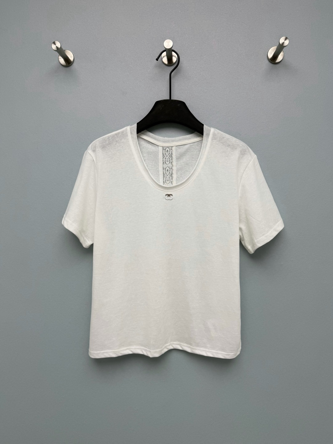 NO:820597,chan*l26 new white T-shirt. Metal logo on the collar + lace splicing on the back, full of details. Low-key double C metal logo, with through-style lace on the back. There is a hidden secret in simplicity. The moment you turn around, it is so beautiful that it is foul. Soft and breathable fabric, super comfortable to wear in summer. Thin and skin-friendly knitted fabric, with its own coolness, the upper body is as comfortable as being wrapped in clouds. It is not stuffy at all in summer. It is versatile and can be worn for daily commuting.  The small U-neck + slightly short version can modify the neck line and optimize the proportion. This white T-shirt with its own 'light luxury buff' directly welds the simple and high-end sense to the body. Monochrome 3-code SML, Chanel-clothing, chanel, chanel, tees, t-shirt,19860909chan*l26新款白T恤 领口金属标+后背蕾丝拼接,细节感拉满 低调的双C金属标,搭配后背贯穿式蕾丝,简约中藏着小心机,转身的瞬间直接美到犯规 软乎乎的透气面料,夏天穿超舒服 轻薄亲肤的针织面料,自带凉感,上身像被云朵裹住一样舒服,夏天穿也完全不闷热~百搭不挑人,日常通勤都能穿 小U领+微短款版型,修饰脖颈线条还能优化比例,这件自带“轻奢buff”的白T恤,直接把简约高级感焊在身上 单色3码SML,香奈儿-服装,chanel,chanel,tees，t-shirt,,Women's clothing