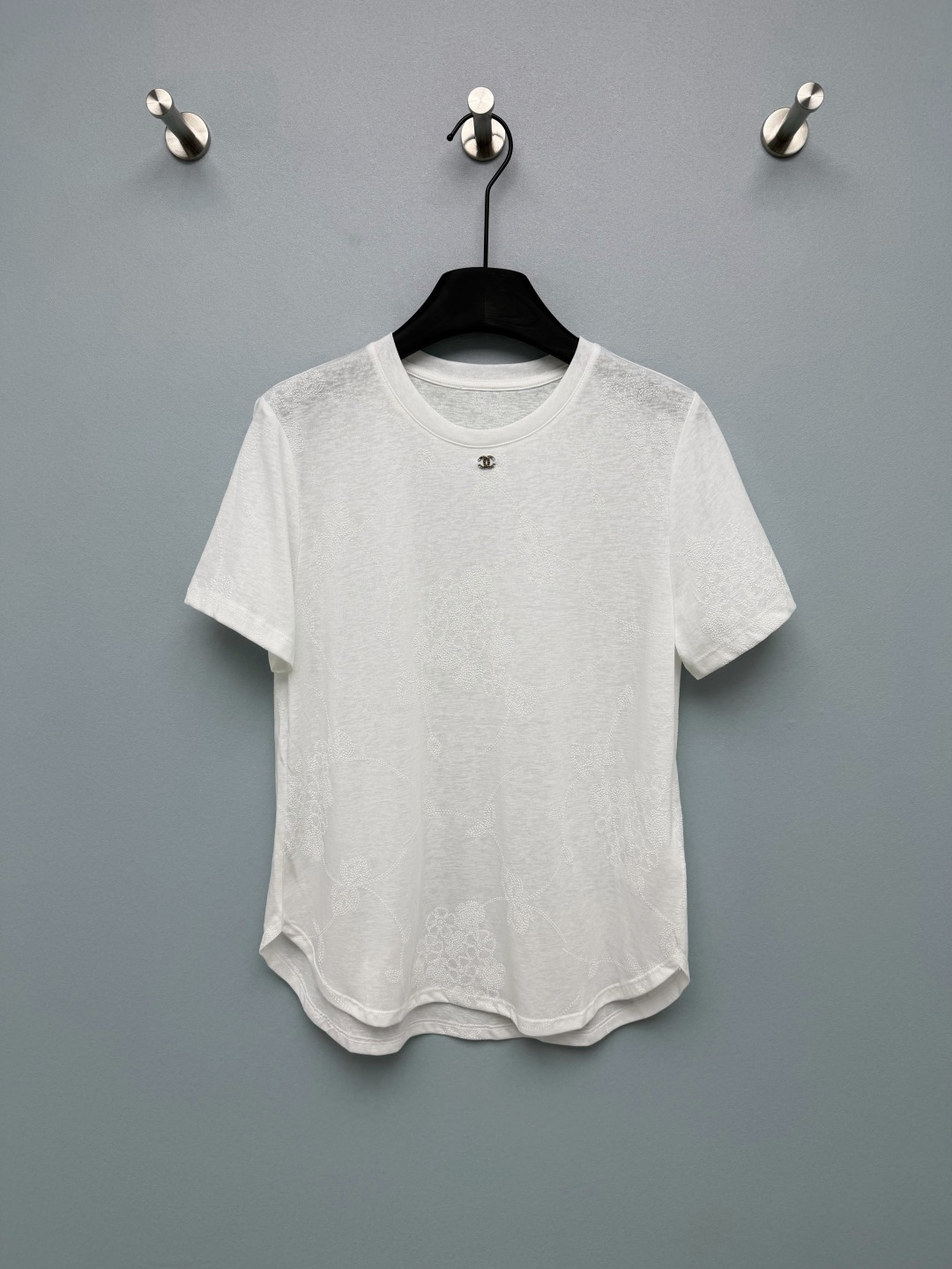 NO:820604,chan*l26's new white T-shirt has a metal label on the neckline + dark jacquard pattern, full of details. The low-key chain double C metal label is matched with the looming floral dark pattern on the body. There is a subtlety hidden in the simplicity, gentle and noble!  The curved hem modifies the waist and abdomen line!  Soft and breathable fabric, super comfortable to wear in summer. Thin and skin-friendly knitted fabric, with its own coolness, the upper body is as comfortable as being wrapped in clouds, and it is not stuffy at all in summer ~ versatile and not picky, can be worn for daily commuting. This white T-shirt with its own 'light luxury buff' directly welds the simple and high-end sense to the body. Monochrome size 3 SML, Chanel-clothing, chanel, chanel, tees, t-shirt,19860909chan*l26新款白T恤 领口金属标+暗纹提花,细节感拉满 低调的链条双C金属标,搭配衣身若隐若现的花卉暗纹,简约中藏着小心机,温柔又显贵！弧形下摆修饰腰腹线条！软乎乎的透气面料,夏天穿超舒服 轻薄亲肤的针织面料,自带凉感,上身像被云朵裹住一样舒服,夏天穿也完全不闷热~百搭不挑人,日常通勤都能穿 这件自带“轻奢buff”的白T恤,直接把简约高级感焊在身上 单色3码SML,香奈儿-服装,chanel,chanel,tees，t-shirt,,Women's clothing