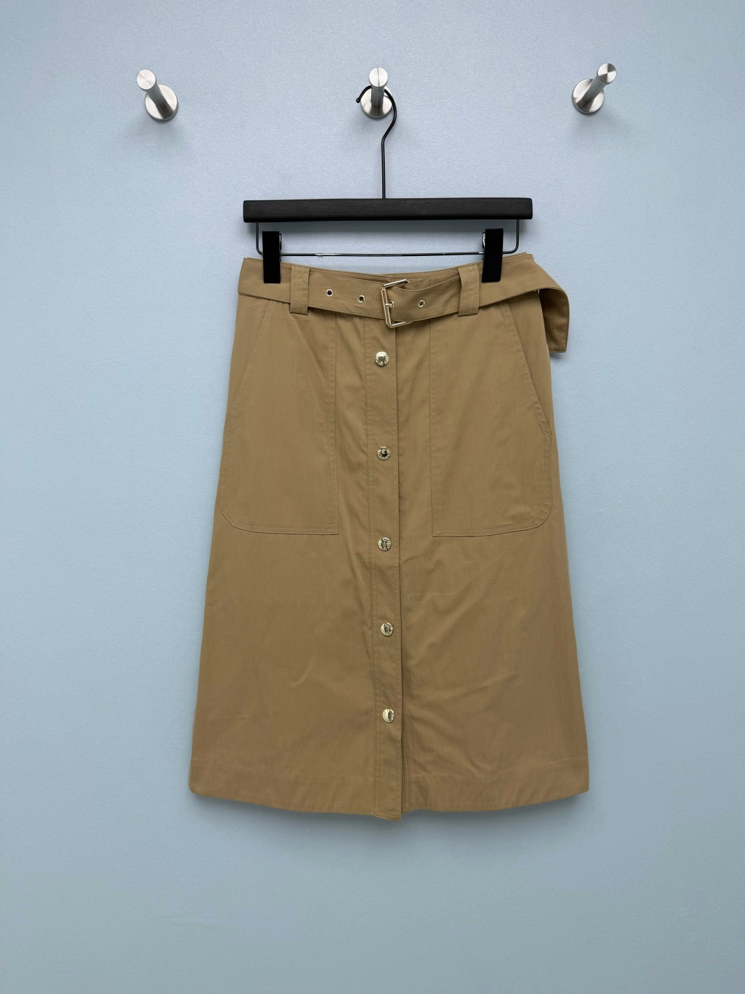 NO:820612,Louis Vuitto*26 new khaki work style skirt  The customized logo on the belt buckle and the metal buckle of the same color as the skirt have a light luxury texture, highlighting the brand recognition in a low-key manner. The high-waisted A-line mid-length skirt style, with a row of metal buckles and side pockets on the front, has a neat and handsome feel, and is very tolerant of the crotch and thigh flesh. The crisp twill cotton fabric has a bony texture that is not easy to collapse or drape.  It feels excellent, the upper body is neat and stylish, and it is easy to take care of in daily wear. It comes with a belt of the same color, which can be adjusted freely to easily create a high waistline, optimizes body proportions, and can be easily controlled by small people. It has a French retro-style workwear skirt, which directly welds handsomeness and elegance to the body. Monochrome size 3 SML, Louis Vuitton-clothing, louis  vuitton,louis vuitton,skirts,19860909Louis Vuitto*26新款卡其色工装风半身裙 腰带扣定制标识与裙身的同色系金属扣,自带轻奢质感,低调中彰显品牌辨识度.高腰A字中长裙版型,搭配正面一排金属扣与侧袋设计,自带利落帅气感,同时对胯部、大腿肉肉的包容性极强.挺括的斜纹棉布面料,自带骨感不易软塌,垂坠感优秀,上身利落有型,日常穿着也很好打理.自带同色系腰带,可自由调节松紧,轻松打造高腰线,优化身材比例,小个子也能轻松驾驭.自带法式复古感的工装半裙,直接把帅气与优雅焊在身上单色3码SML,路易威登-服装,louis vuitton,louis vuitton,skirts,,Women's clothing