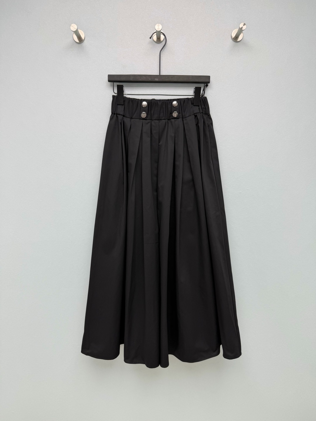 NO:820618,prad*26 new A-line pleated skirt  The metal buckle with the triangular logo on the waistband has its own brand recognition, highlighting the light luxury texture in a low-key manner, breaking the monotony of the basic model. The elastic waist + large A-line pleated tailoring can easily create a high waistline, optimize the body proportions, and at the same time be tolerant of the waist, abdomen, crotch, and thigh flesh.  Extremely strong. The crisp high-count cotton fabric has a skeletal feel and is not easy to collapse. It has an excellent drape feeling. The upper body is neat and stylish, and it has a sense of lightness when walking. The gentle white is fresh and age-reducing, and the classic black is slim and versatile. Two styles can be switched with one click. It can be matched with college style, Korean casual, and light retro!  A must-have versatile skirt in your wardrobe, it is all about slimming, versatile, and high-end. It’s worth it with your eyes closed ~ 2 colors and 3 sizes SML, Prada-clothing, prada, prada, skirts,19860909prad*26新款A字百褶半身裙 腰头的三角标金属扣,自带品牌辨识度,低调中彰显轻奢质感,打破了基础款的单调感.松紧腰+大A字百褶剪裁,轻松打造高腰线,优化身材比例,同时对腰腹、胯部、大腿肉肉的包容性极强.挺括的高支棉面料,自带骨感不易软塌,垂坠感优秀,上身利落有型,走路自带轻盈感.温柔白清新减龄,经典黑显瘦百搭,两种风格一键切换,学院风、韩系休闲、轻复古都能搭！衣柜里必须有的百搭半裙,显瘦、百搭、高级全都占了,闭眼冲不亏~ 2色3码SML,普拉达-服装,prada,prada,skirts,,Women's clothing