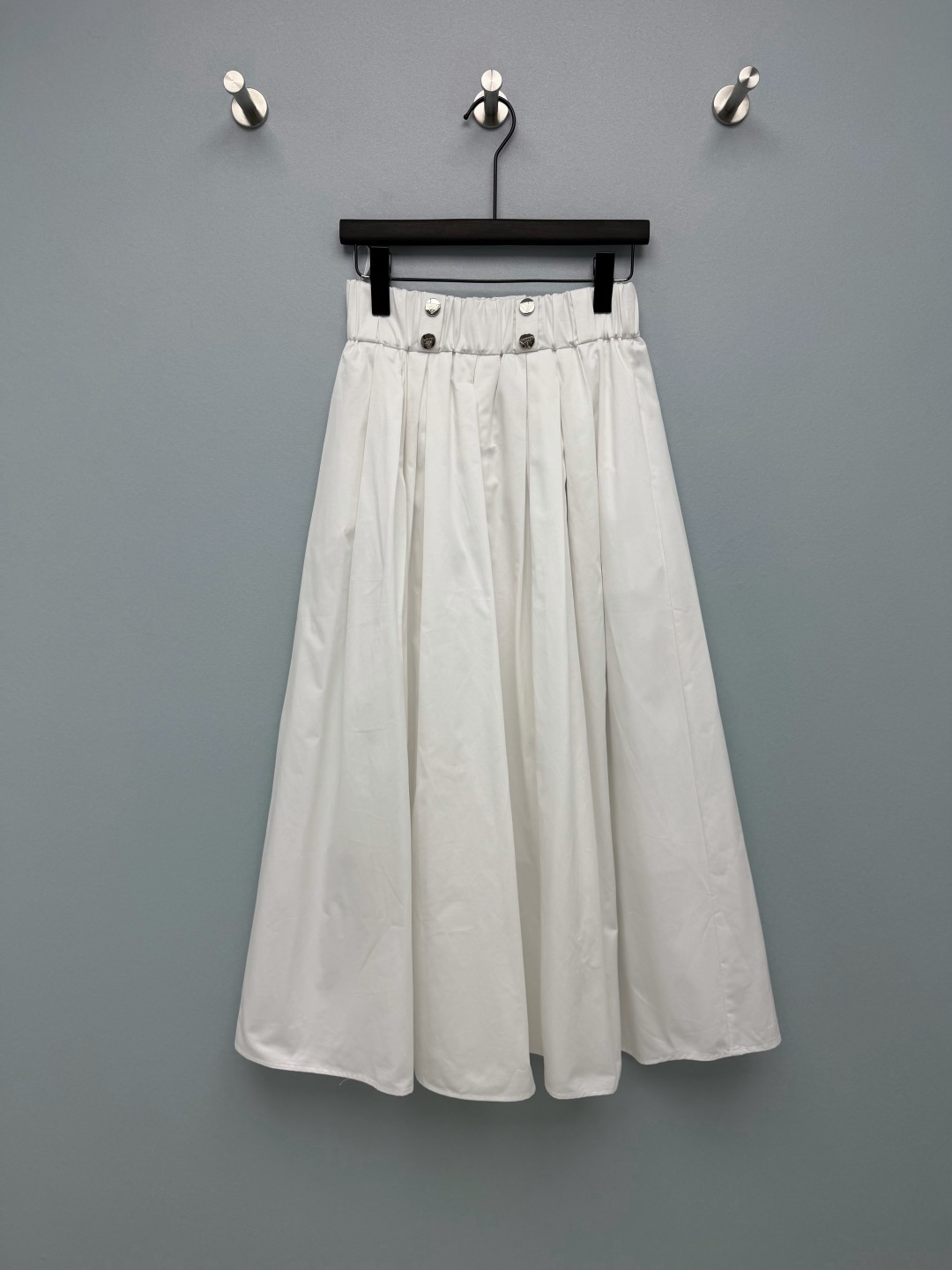 NO:820624,prad*26 new A-line pleated skirt  The metal buckle with the triangular logo on the waistband has its own brand recognition, highlighting the light luxury texture in a low-key manner, breaking the monotony of the basic model. The elastic waist + large A-line pleated tailoring can easily create a high waistline, optimize the body proportions, and at the same time be tolerant of the waist, abdomen, crotch, and thigh flesh.  Extremely strong. The crisp high-count cotton fabric has a skeletal feel and is not easy to collapse. It has an excellent drape feeling. The upper body is neat and stylish, and it has a sense of lightness when walking. The gentle white is fresh and age-reducing, and the classic black is slim and versatile. Two styles can be switched with one click. It can be matched with college style, Korean casual, and light retro!  A must-have versatile skirt in your wardrobe, it is all about slimming, versatile, and high-end. It’s worth it with your eyes closed ~ 2 colors and 3 sizes SML, Prada-clothing, prada, prada, skirts,19860909prad*26新款A字百褶半身裙 腰头的三角标金属扣,自带品牌辨识度,低调中彰显轻奢质感,打破了基础款的单调感.松紧腰+大A字百褶剪裁,轻松打造高腰线,优化身材比例,同时对腰腹、胯部、大腿肉肉的包容性极强.挺括的高支棉面料,自带骨感不易软塌,垂坠感优秀,上身利落有型,走路自带轻盈感.温柔白清新减龄,经典黑显瘦百搭,两种风格一键切换,学院风、韩系休闲、轻复古都能搭！衣柜里必须有的百搭半裙,显瘦、百搭、高级全都占了,闭眼冲不亏~ 2色3码SML,普拉达-服装,prada,prada,skirts,,Women's clothing