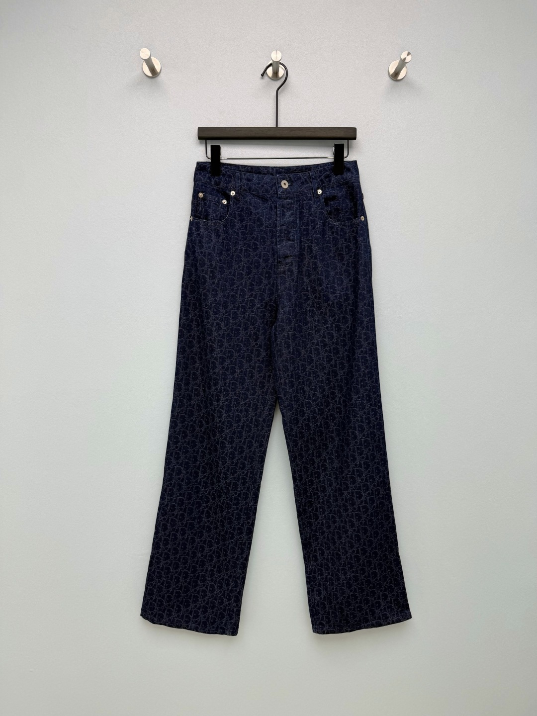 NO:820630,Dio*26 new presbyopic straight-leg jeans. The body is covered with Dio* Oblique presbyopic jacquard, which has its own brand recognition. It shows the light luxury texture in a low-key manner and full of retro atmosphere. The classic high waist + straight wide leg cut can easily create a high waist line, optimize the body proportions, and is highly tolerant for pear-shaped figures and uneven leg shapes.  The metal CD logo buttons show the brand texture in every detail; the denim jacquard fabric is crisp and stylish, the upper body is neat and not soft, and the drape is excellent. The classic denim blue is highly adaptable and can create a variety of styles such as American retro, sweet-cool hottie, light and sophisticated commuting ~ Monochrome size 3 SML, Dior-clothing, dior, dior, jeans,19860909Dio*26新款老花直筒牛仔裤 衣身满幅的Dio* Oblique老花提花,自带品牌辨识度,低调中彰显轻奢质感,复古氛围感拉满.经典高腰+直筒阔腿剪裁,轻松打造高腰线,优化身材比例,对梨形身材、腿型不直的包容性极强 金属CD标识纽扣,细节处尽显品牌质感；牛仔提花面料挺括有型,上身利落不软塌,垂坠感优秀.经典牛仔蓝适配度极高,可打造美式复古、甜酷辣妹、轻熟通勤等多种风格~ 单色3码SML,迪奥-服装,dior,dior,jeans,,Women's clothing