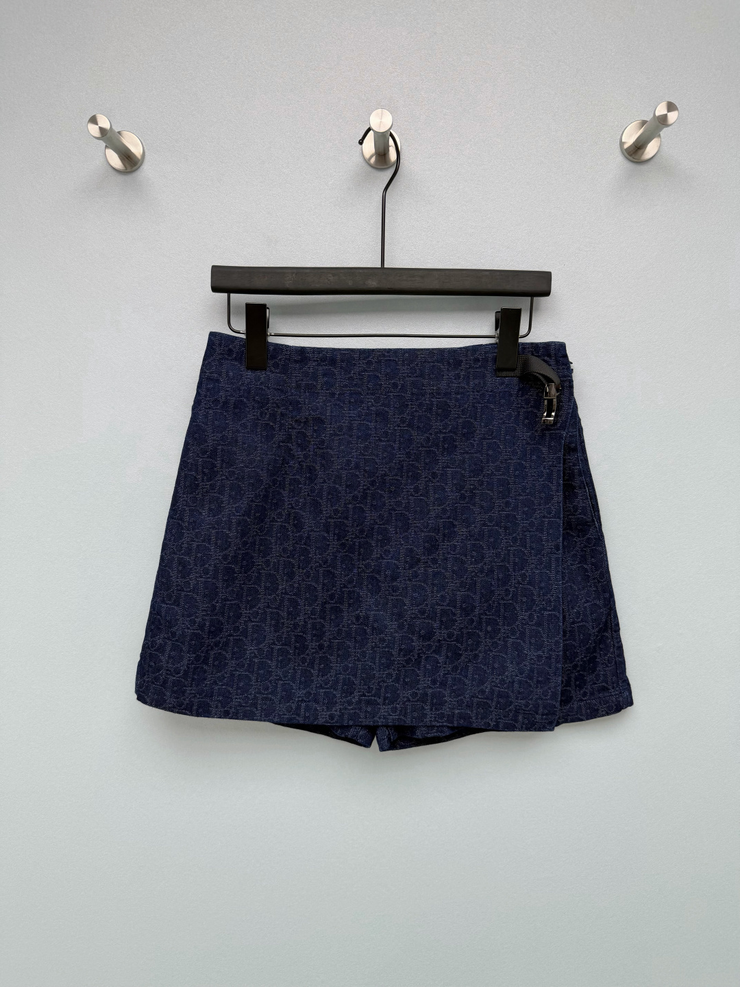 NO:820634,Dio*26 new patterned denim shorts skirt. The body is made of Dio* Oblique jacquard pattern, which has its own brand recognition. It highlights the light luxury texture in a low-key manner and full of retro atmosphere. Designed for dual use of culottes and culottes.  The outer layer is an A-line skirt style, and the inner layer is paired with shorts lining, which not only has the gentleness of a skirt, but also avoids the embarrassment of exposure, and is full of practicality. The webbing + metal buckle design on the side adds a cool feel to work clothes and breaks the monotony of denim items. The waistline can be fine-tuned. The classic denim blue is highly adaptable and can create a variety of styles such as American retro, sweet-cool hottie, light and mature commuting~  Monochrome size 3 SML, Dior-clothing, dior, dior, skirts, shorts,19860909Dio*26新款老花搭片牛仔短裤裙 衣身满幅的Dio* Oblique老花提花,自带品牌辨识度,低调中彰显轻奢质感,复古氛围感拉满.裙裤两用设计 外层是A字短裙版型,内层搭配短裤内衬,既拥有半裙的温柔感,又避免了走光尴尬,实用性拉满.侧边的织带+金属插扣设计,增添了工装酷感,打破了牛仔单品的单调感,同时可微调腰围.经典牛仔蓝适配度极高,可打造美式复古、甜酷辣妹、轻熟通勤等多种风格~ 单色3码SML,迪奥-服装,dior,dior,skirts,shorts,,Women's clothing