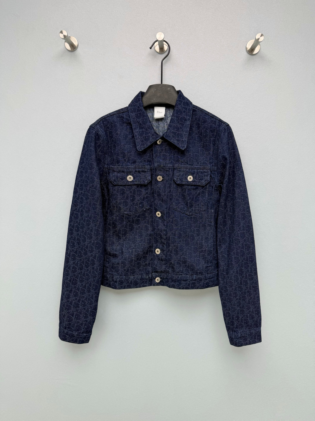 NO:820613,Dio*26 new presbyopic denim jacket. The whole body is made of Dio* Oblique presbyopic jacquard, which has its own brand recognition. It highlights the light luxury texture in a low-key manner and full of retro atmosphere.  The classic lapel + single-breasted + chest pocket denim jacket cut, paired with a short length, can easily create a high waistline, optimize body proportions, and can be easily controlled by small people. The metal CD logo buttons, the Dio* leather label on the back, and the details show the brand texture; the denim jacquard fabric is crisp and stylish, and the upper body is neat and not slumped. The classic denim blue has a high adaptability and can create a variety of styles such as American retro, sweet-cool hottie, light and mature commuting~  Monochrome size 3 SML, Dior-clothing, dior, dior, jackets & coats, jackets & coats,19860909Dio*26新款老花牛仔外套 衣身满幅的Dio* Oblique老花提花,自带品牌辨识度,低调中彰显轻奢质感,复古氛围感拉满 经典翻领+单排扣+胸前口袋的牛仔夹克剪裁,搭配短款衣长,轻松打造高腰线,优化身材比例,小个子也能轻松驾驭.金属CD标识纽扣、后背Dio*皮标,细节处尽显品牌质感；牛仔提花面料挺括有型,上身利落不软塌.经典牛仔蓝适配度极高,可打造美式复古、甜酷辣妹、轻熟通勤等多种风格~ 单色3码SML,迪奥-服装,dior,dior,jackets & coats,jackets & coats,,Women's clothing