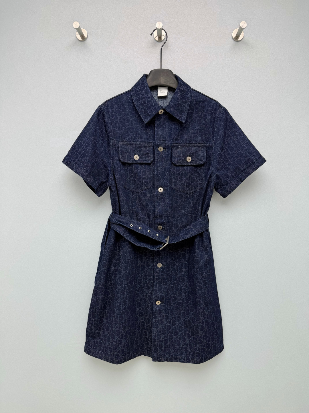 NO:820619,Dio*26 new presbyopic denim short-sleeved dress. The whole body is made of Dio* Oblique presbyopic jacquard, which has its own brand recognition. It highlights the light luxury texture in a low-key manner and full of retro atmosphere.  The design of lapels + short sleeves + front metal buckles + chest pockets has a neat workwear feel, breaking the feminine impression of the dress, which can be salty or sweet. It comes with a customized logo metal buckle belt, which can easily create a high waistline and optimize body proportions. At the same time, the elasticity can be adjusted freely to suit different waistlines. The classic denim blue has a high adaptability and can create a variety of styles such as American retro, sweet-cool hottie, light and mature commuting~  Monochrome size 3 SML, Dior-clothing, dior, dior, skirts, T-shirt,19860909Dio*26新款老花牛仔短袖连衣裙 衣身满幅的Dio* Oblique老花提花,自带品牌辨识度,低调中彰显轻奢质感,复古氛围感拉满 翻领+短袖+前排金属扣+胸前口袋的设计,自带利落工装感,打破了连衣裙的柔美印象,可盐可甜.自带定制标识金属扣腰带,轻松打造高腰线,优化身材比例,同时可自由调节松紧,适配不同腰围.经典牛仔蓝适配度极高,可打造美式复古、甜酷辣妹、轻熟通勤等多种风格~ 单色3码SML,迪奥-服装,dior,dior,skirts,T-shirt,,Women's clothing