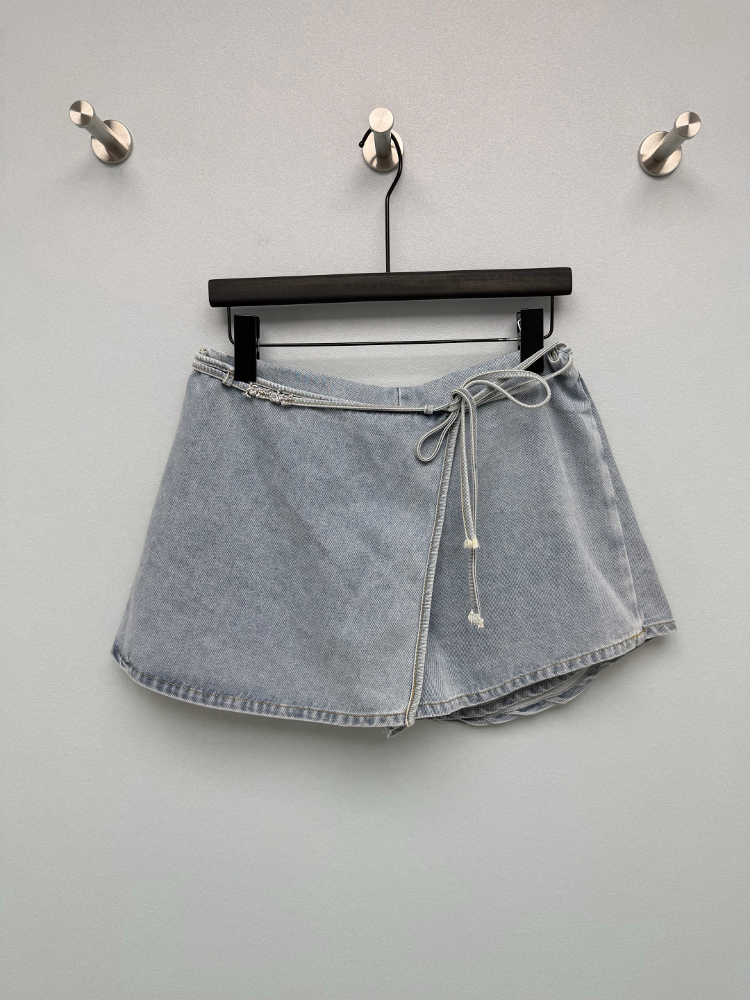 NO:820625,LOEW*26 new style patchwork denim shorts  The LOEW* leather label on the back waist and the golden Anagram embroidery on the back pocket have their own brand recognition, highlighting the light luxury texture in a low-key manner; the 'LOEW*' metal decoration on the waist adds design highlights. The outer layer is an A-line skirt style, and the inner layer is paired with shorts lining, which not only has the gentleness of a skirt, but also avoids embarrassing exposure and is full of practicality. The light blue washed denim fabric is made from  It has a retro and old feel, the fabric is soft and skin-friendly, the upper body is comfortable and not stiff, and it has a sense of texture. The upper body is neat and stylish. The drawstring at the waist can be adjusted freely to easily create a high waistline, optimize the body proportions, and is very tolerant of the waist, abdomen and crotch flesh. Solid color size 3 SML, Loewe-clothing, loewe, loewe, skirts, shorts,19860909LOEW*26新款搭片牛仔短裤 后腰的LOEW*皮标、后袋的金色Anagram刺绣,自带品牌辨识度,低调中彰显轻奢质感；腰头的“LOEW*”金属装饰,增添了设计亮点.外层是A字短裙版型,内层搭配短裤内衬,既拥有半裙的温柔感,又避免了走光尴尬,实用性拉满.浅蓝水洗牛仔面料自带复古做旧感,面料柔软亲肤,上身舒适不僵硬,同时自带肌理感,上身利落有型.腰头的抽绳可自由调节松紧,轻松打造高腰线,优化身材比例,对腰腹、胯部肉肉的包容性极强.单色3码SML,罗意威-服装,loewe,loewe,skirts,shorts,,Women's clothing