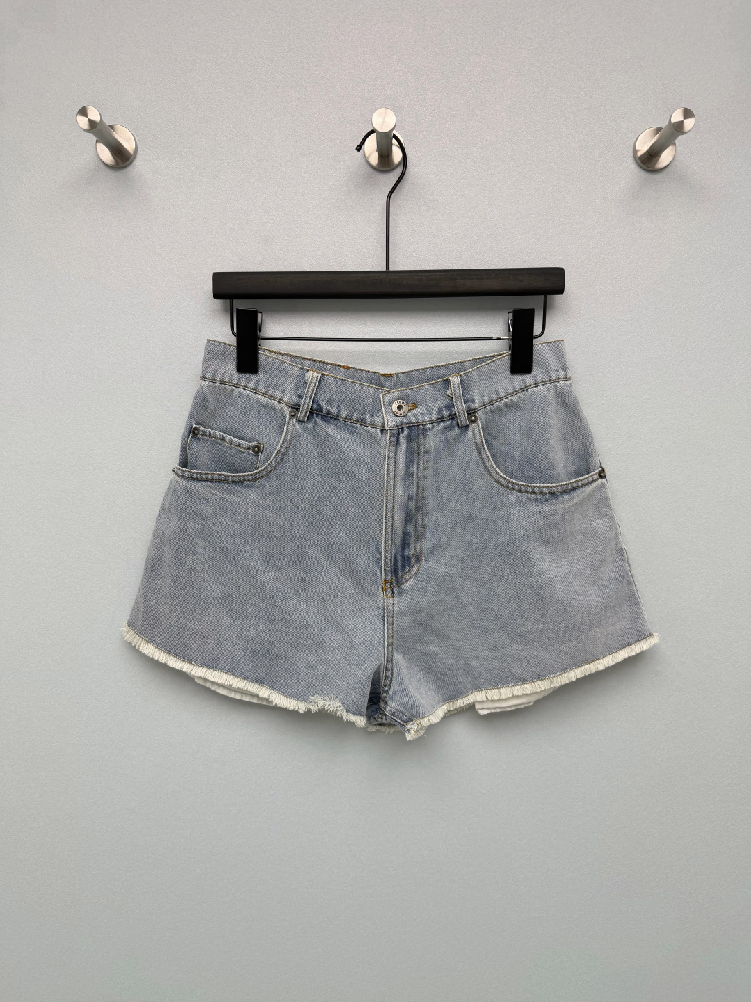 NO:820631,LOEW*26 new denim shorts. The waist buttons and the leather label on the back waist are all printed with the brand logo. The embroidered Anagram logo on the back pocket is the soul symbol of the brand, which is highly recognizable. The classic yellow thread sewing process restores the texture of retro denim. The high-waist design optimizes the waist and abdomen ratio, and the A-line pants shape perfectly modifies the crotch and thigh lines, turning into 'legs' instantly. The light blue denim has been softly washed, giving it a retro and old feel, which is gentle and versatile.  The natural raw edge design adds a sense of casual relaxation, which is highly consistent with the brand's lazy aesthetics. Monochrome size 3 SML, Loewe-clothing, loewe, loewe, shorts,19860909LOEW*26新款牛仔短裤 腰头纽扣、后腰皮标都印有品牌标志 后口袋的刺绣Anagram标志是品牌灵魂符号,辨识度超高,经典的黄线车缝工艺,还原复古牛仔质感 高腰设计优化腰腹比例,A字裤型完美修饰胯部和大腿线条,秒变“腿精”,浅蓝牛仔经过柔和的水洗处理,自带复古做旧感,温柔又百搭 自然毛边设计增加随性松弛感,和品牌的慵懒美学高度契合 单色3码SML,罗意威-服装,loewe,loewe,shorts,,Women's clothing