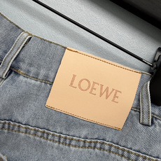 🔥🔥LOEW*26新款牛仔短裤 腰头纽扣、后腰皮标都印有品牌标志 后口袋的刺绣Anagram标志是品牌灵 🔥🔥LOEW*26新款牛仔短裤 腰头纽扣、后腰皮标都印有品牌标志 后口袋的刺绣Anagram标志是品牌灵
