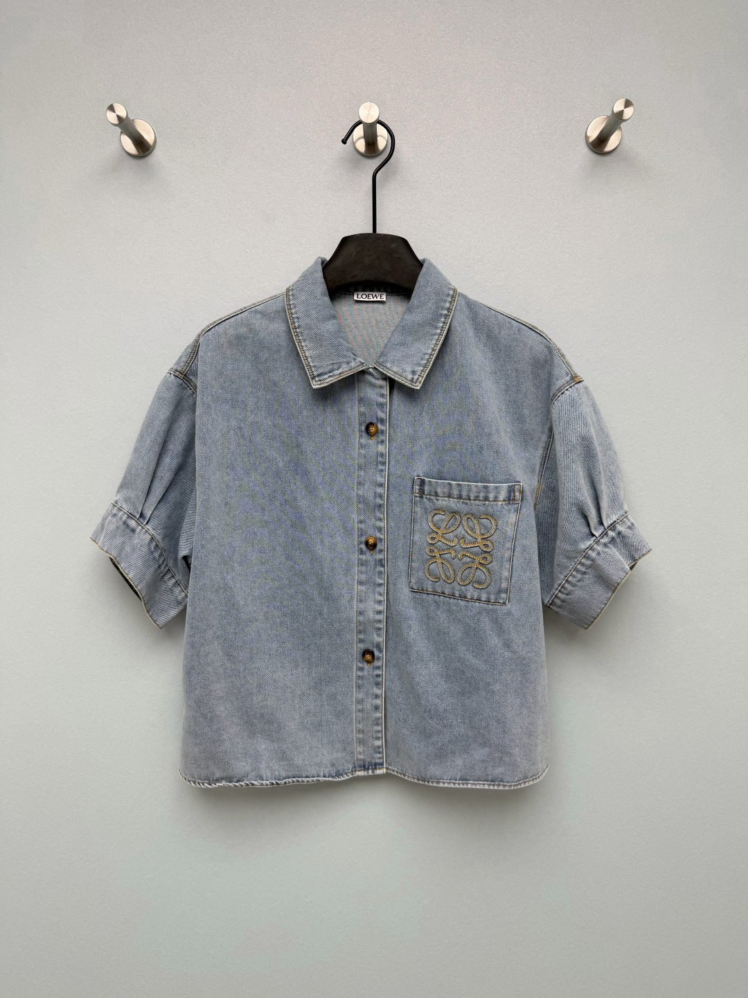 NO:820635,LOEW*26 new short denim short-sleeved shirt jacket. Anagram embroidery on the chest + washed denim fabric, full of details. Golden Anagram embroidery on the left chest pocket + light blue washed denim fabric. Simple yet hidden luxury texture, low-key yet noble!  The short style + loose dropped shoulders design can easily create a high waistline. Paired with folded short sleeves, the upper body is neat and stylish, and even a small person can easily look like a supermodel!  It is versatile and can be worn for daily commuting. The light denim blue has a retro feel. It looks great with high-waisted jeans, skirts, and wide-leg pants. You can switch between American retro, Korean casual, and light and cool styles with one click!  Solid color size 3 SML, Loewe-clothing, loewe, loewe, skirts, jeans, jackets & coats, T-shirt,19860909LOEW*26新款短款牛仔短袖衬衣外套 胸前Anagram刺绣+水洗牛仔面料,细节感拉满 左胸口袋上的金色Anagram刺绣+浅蓝水洗牛仔面料,简约中藏着轻奢质感,低调又显贵！ 短款+宽松落肩设计,轻松打造高腰线,搭配翻折短袖,上身利落有型,小个子也能轻松穿出超模比例！百搭不挑风格,日常通勤都能穿 浅牛仔蓝自带复古感,搭配高腰牛仔裤、半身裙、阔腿裤都超好看,美式复古、韩系休闲、轻甜酷风一键切换！单色3码SML,罗意威-服装,loewe,loewe,skirts,jeans,jackets & coats,T-shirt,,Women's clothing
