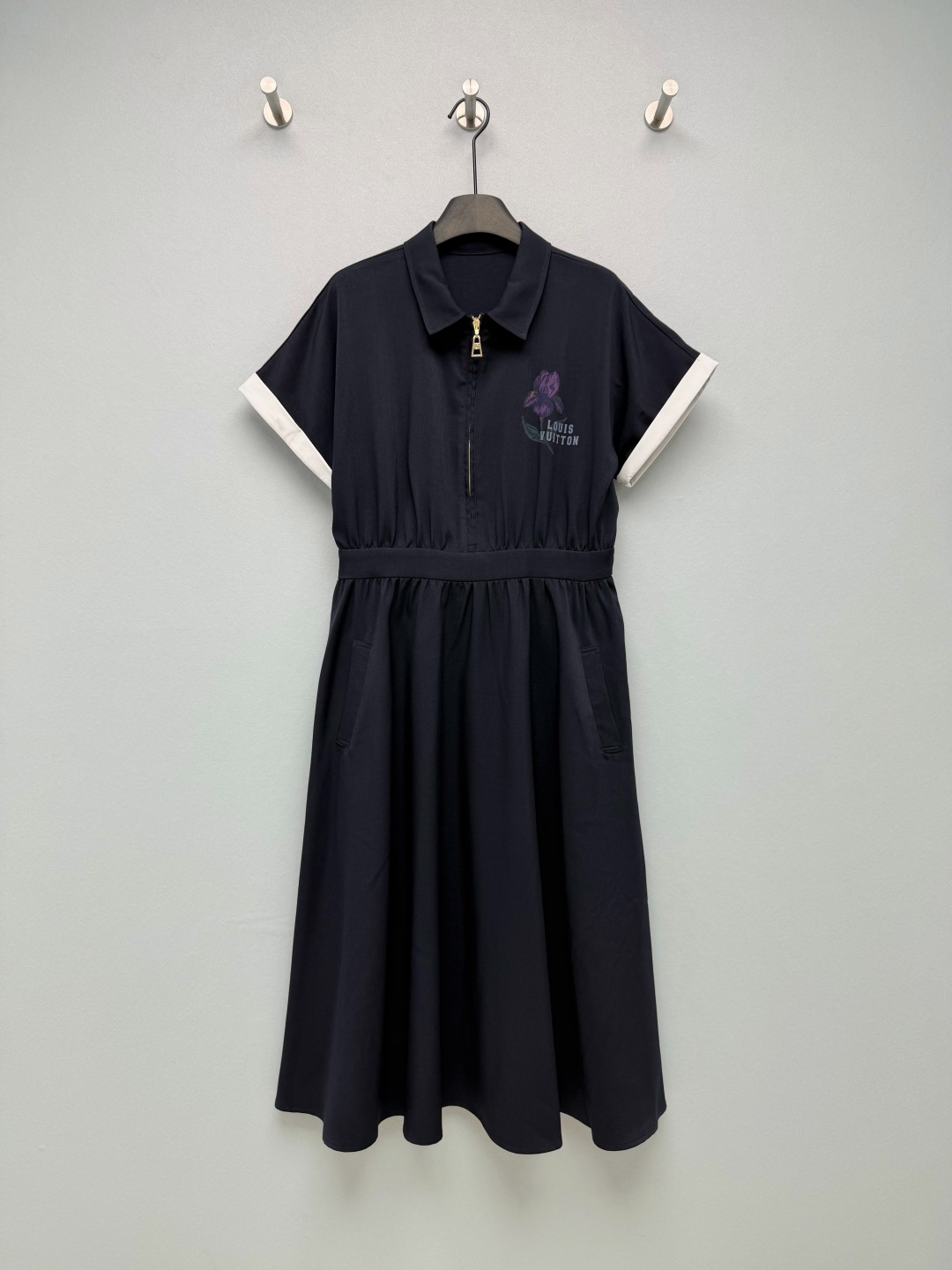 NO:820793,Louis Vuitto*26 new iris flower polo dress Polo collar + half-open zipper design, with a college age-reducing feel, waist nipping + A-line large skirt, perfectly optimizing the waist-to-hip ratio, hiding the flesh and showing a slimming effect. Contrast white cuffs + iris flower print on the chest + brand logo, low-key and sophisticated, the zipper pull also has the brand's iconic details, and the texture is online. Hidden pocket design on both sides, taking into account both beauty and practicality  Both the soft khaki/high-end navy colors hit me hard!  2 colors and 3 codes SML,Louis Vuitton-clothing,louis vuitton,louis vuitton,skirts,19860909Louis Vuitto*26新款鸢尾花polo连衣裙 Polo领+半开拉链设计,自带学院减龄感,腰节收腰+A字大裙摆,完美优化腰臀比,藏肉显瘦效果拉满.撞色白边袖口+胸口鸢尾花印花+品牌标识,低调中带着精致感,拉链头也带有品牌标志性细节,质感在线.两侧隐形口袋设计,兼顾美观与实用性 温柔卡其/高级藏青两个颜色都狠狠戳中我！ 2色3码SML,路易威登-服装,louis vuitton,louis vuitton,skirts,,Women's clothing