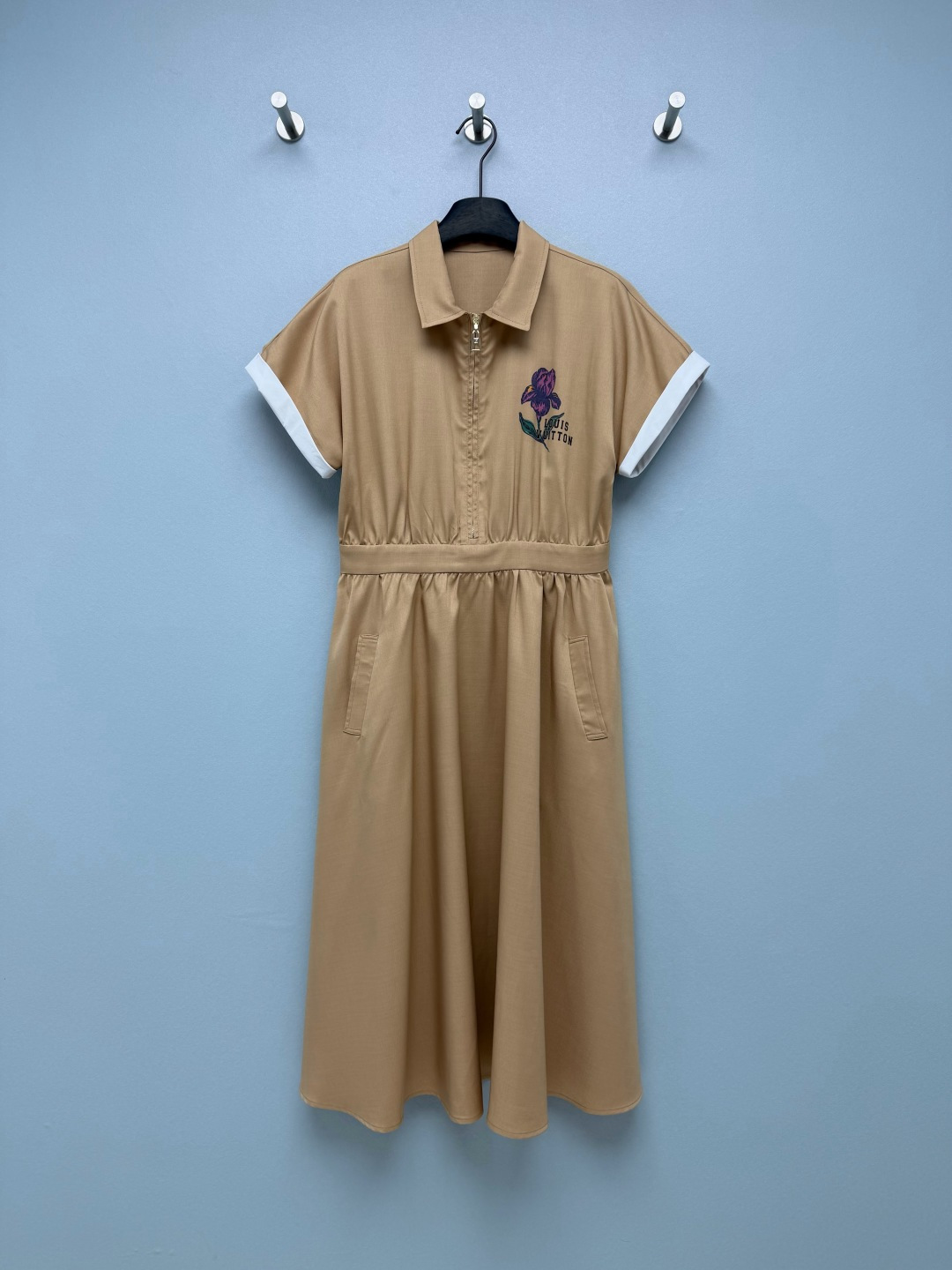NO:820799,Louis Vuitto*26 new iris flower polo dress Polo collar + half-open zipper design, with a college age-reducing feel, waist nipping + A-line large skirt, perfectly optimizing the waist-to-hip ratio, hiding the flesh and showing a slimming effect. Contrast white cuffs + iris flower print on the chest + brand logo, low-key and sophisticated, the zipper pull also has the brand's iconic details, and the texture is online. Hidden pocket design on both sides, taking into account both beauty and practicality  Both the soft khaki/high-end navy colors hit me hard!  2 colors and 3 codes SML,Louis Vuitton-clothing,louis vuitton,louis vuitton,skirts,19860909Louis Vuitto*26新款鸢尾花polo连衣裙 Polo领+半开拉链设计,自带学院减龄感,腰节收腰+A字大裙摆,完美优化腰臀比,藏肉显瘦效果拉满.撞色白边袖口+胸口鸢尾花印花+品牌标识,低调中带着精致感,拉链头也带有品牌标志性细节,质感在线.两侧隐形口袋设计,兼顾美观与实用性 温柔卡其/高级藏青两个颜色都狠狠戳中我！ 2色3码SML,路易威登-服装,louis vuitton,louis vuitton,skirts,,Women's clothing