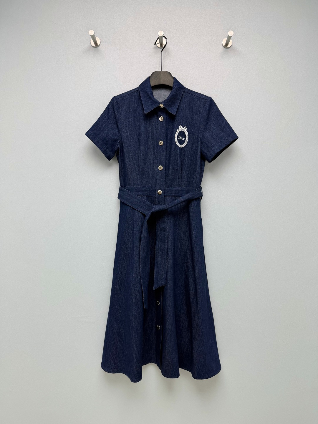 NO:820805,Dio*26 new denim short-sleeved dress. The dark indigo denim fabric comes with a retro filter. It has an amazing texture. It is stiff and stylish and not slumped at all. The shirt collar + single-breasted design, paired with a belt of the same color, can make you look slim in one second. The A-line skirt hides the wide hips and thick legs. The details of the embroidered badge on the chest are directly condescending, exquisite and low-key, giving you a sense of nobility.  French girl’s summer essentials, one piece can cover all occasions in the wardrobe, it’s worth it if you close your eyes!  Single color code 3 SML, Dior-clothing, dior, dior, skirts, shirts, T-shirt,19860909Dio*26新款牛仔短袖连衣裙 深靛蓝牛仔面料自带复古滤镜,质感绝了,硬挺有型完全不软塌 衬衫领+单排扣设计,搭配同色系腰带,一秒穿出小蛮腰,A字裙摆把胯宽腿粗全藏住 胸口的刺绣徽章细节直接封神,精致又低调,显贵感拉满 法式女孩的夏日刚需,一件就能承包衣柜里的所有场合,闭眼入都不亏！单色3码SML,迪奥-服装,dior,dior,skirts,shirts,T-shirt,,Women's clothing